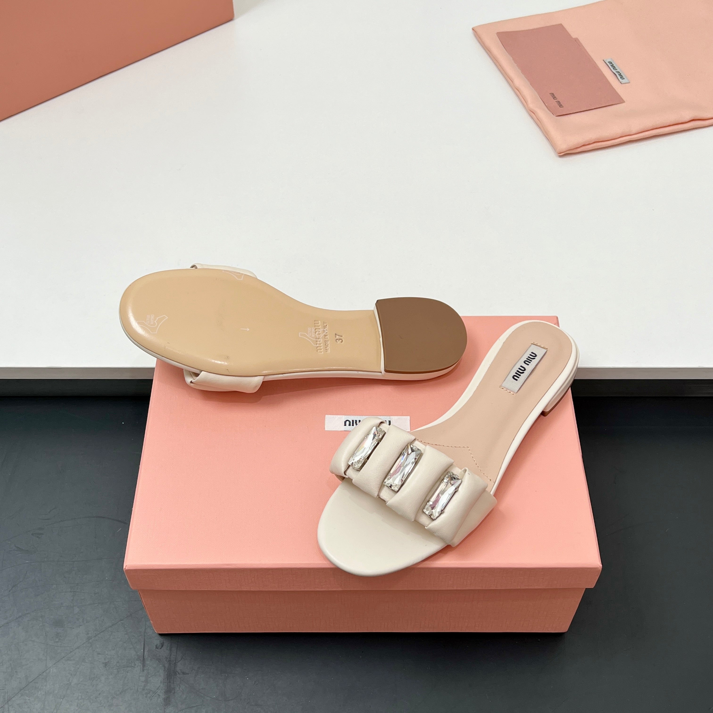 Miu 10mm Slipper with diamonds beige leather 223451