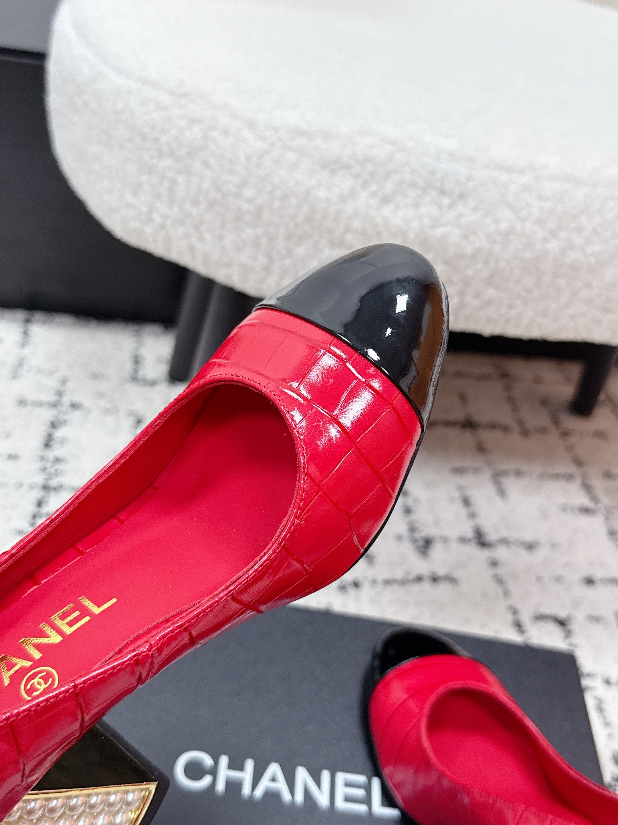 CC SS26 Pump Black Red Crocodile Embossed Patent Calfskin 679030