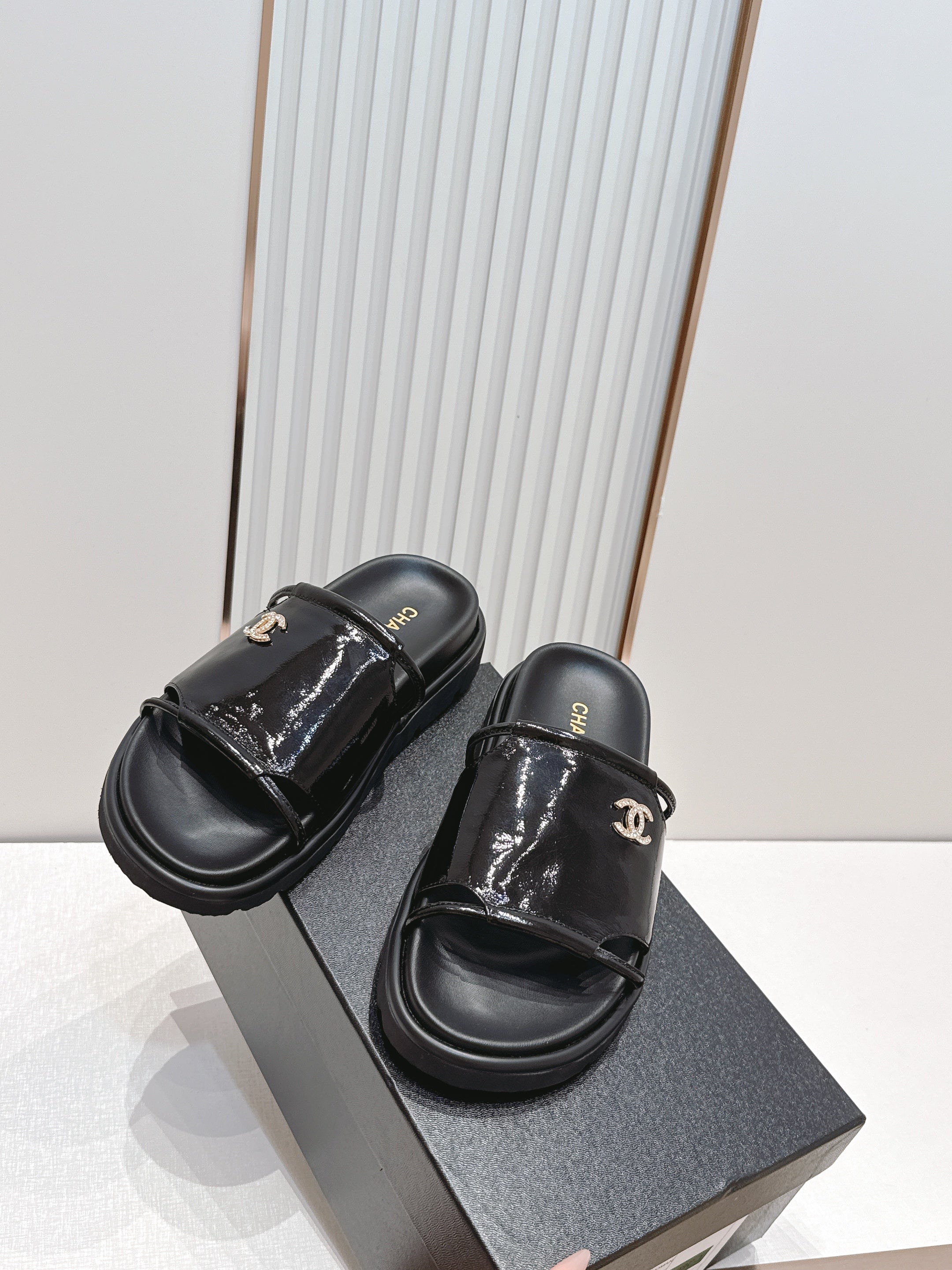 CC Flat Slip-on Sandals Black Glossy Leather 798341
