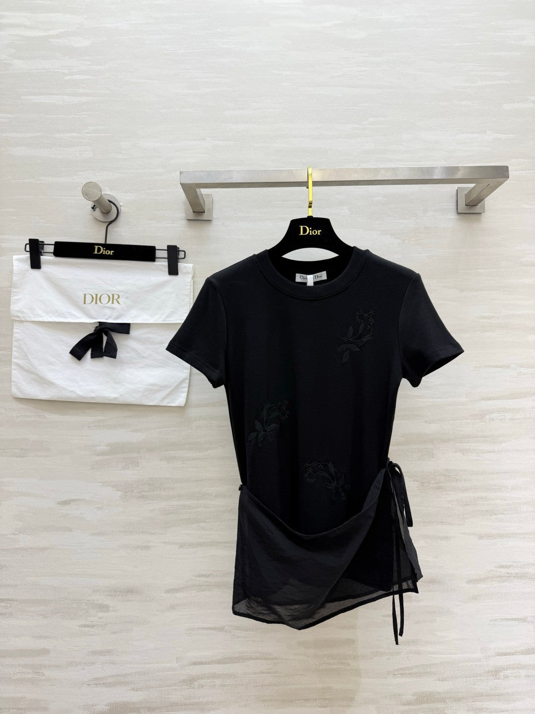 CD 26s Embroidered Wrap Tie T-Shirt Black 410438