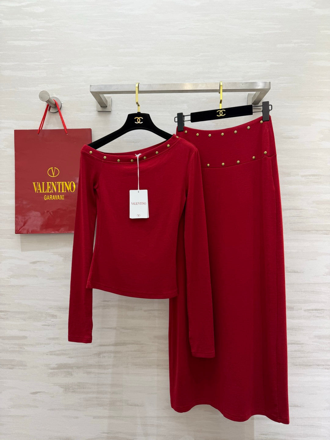 VT 26s Studded Set Shoulder Top Long Skirt Red Cotton 423376
