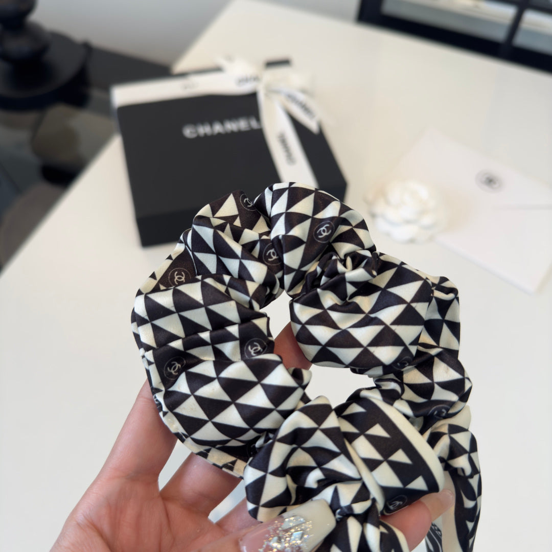 CC 26s Black White Scrunchie 275557