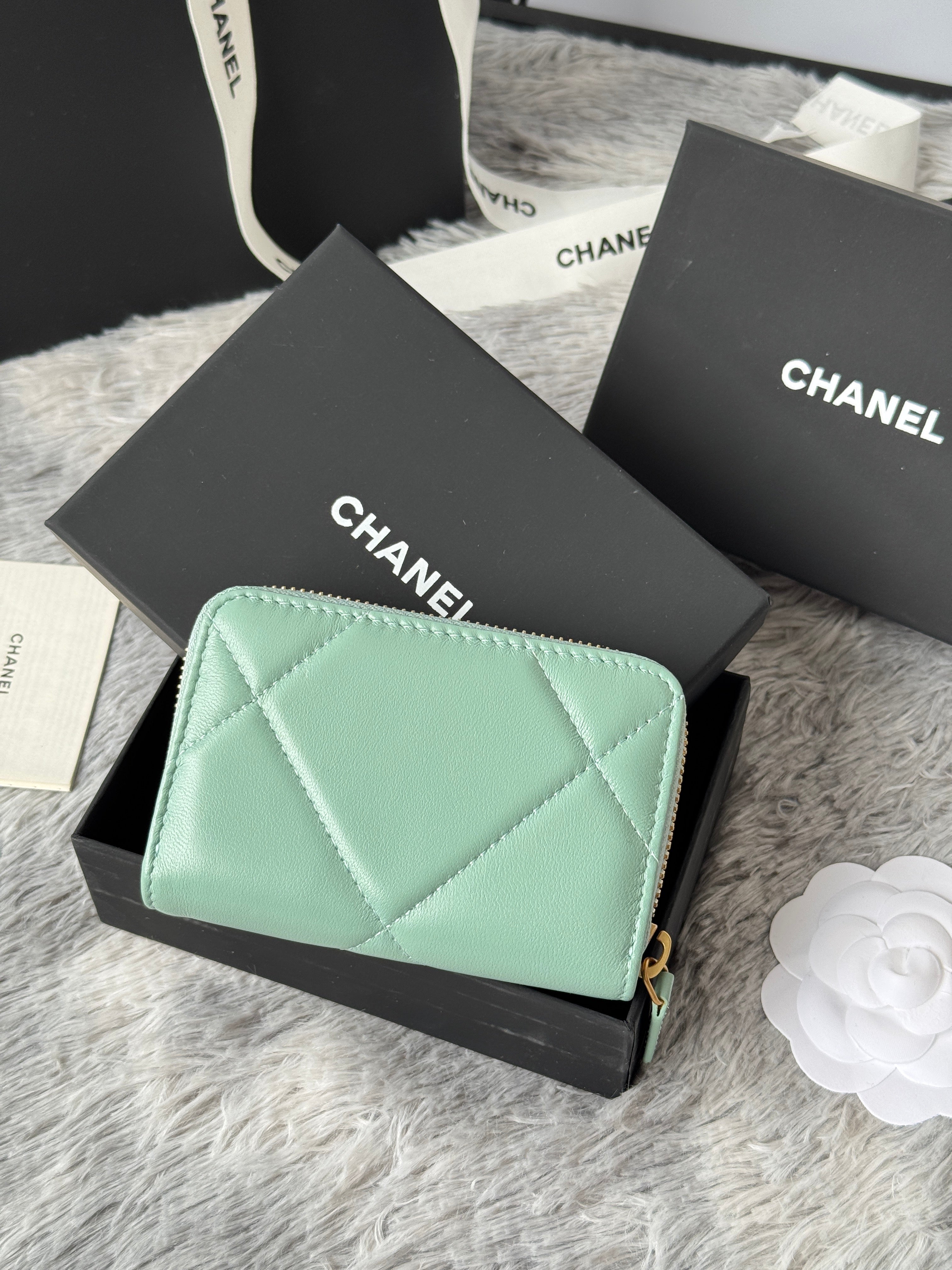 CC 19 Quilted Zipper Coin Purse Mint Green Gold-Tone Sheepskin 242804