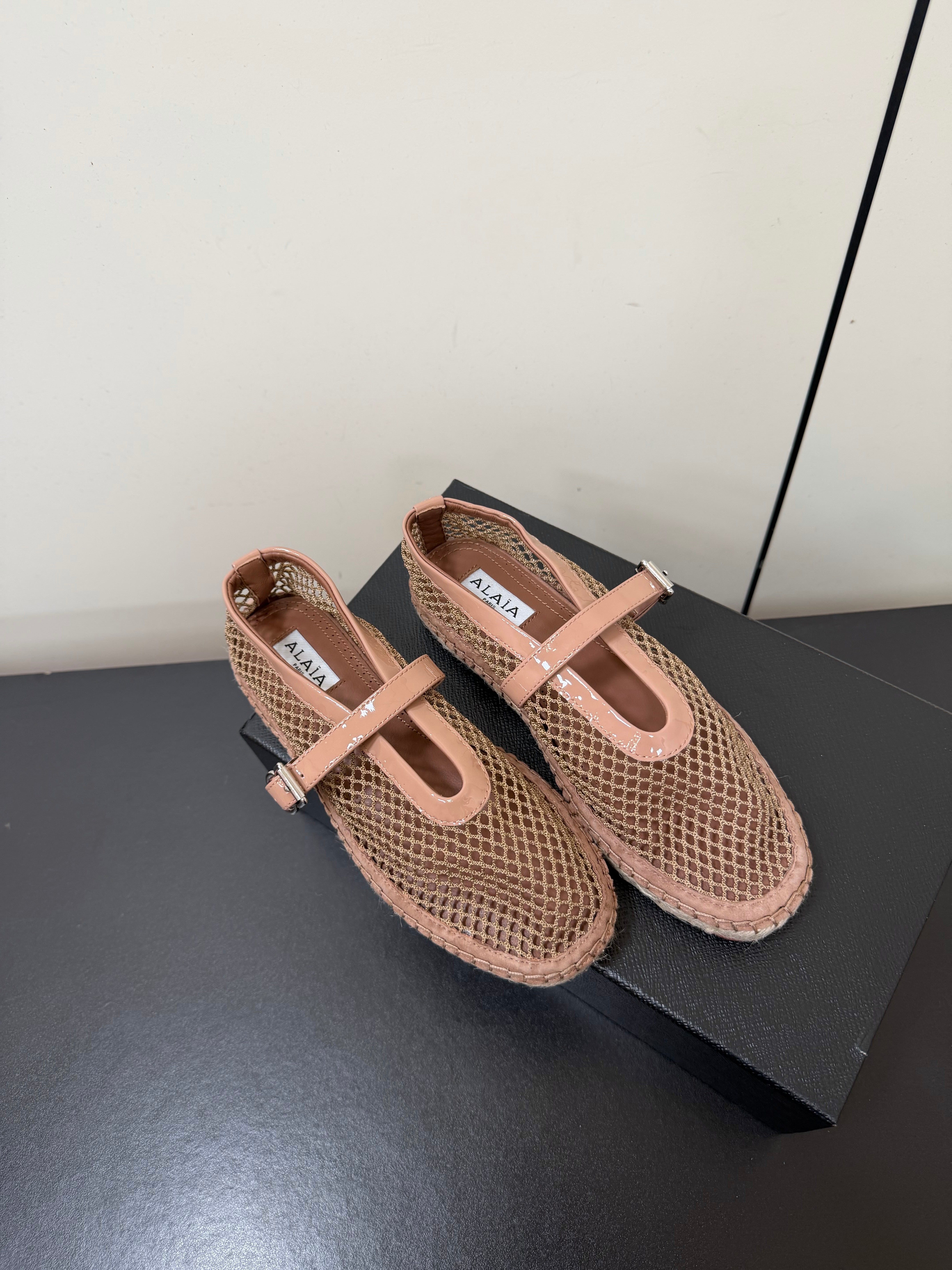 Alaia 26s Espadrilles Light Brown Patent Leather Mesh 984734