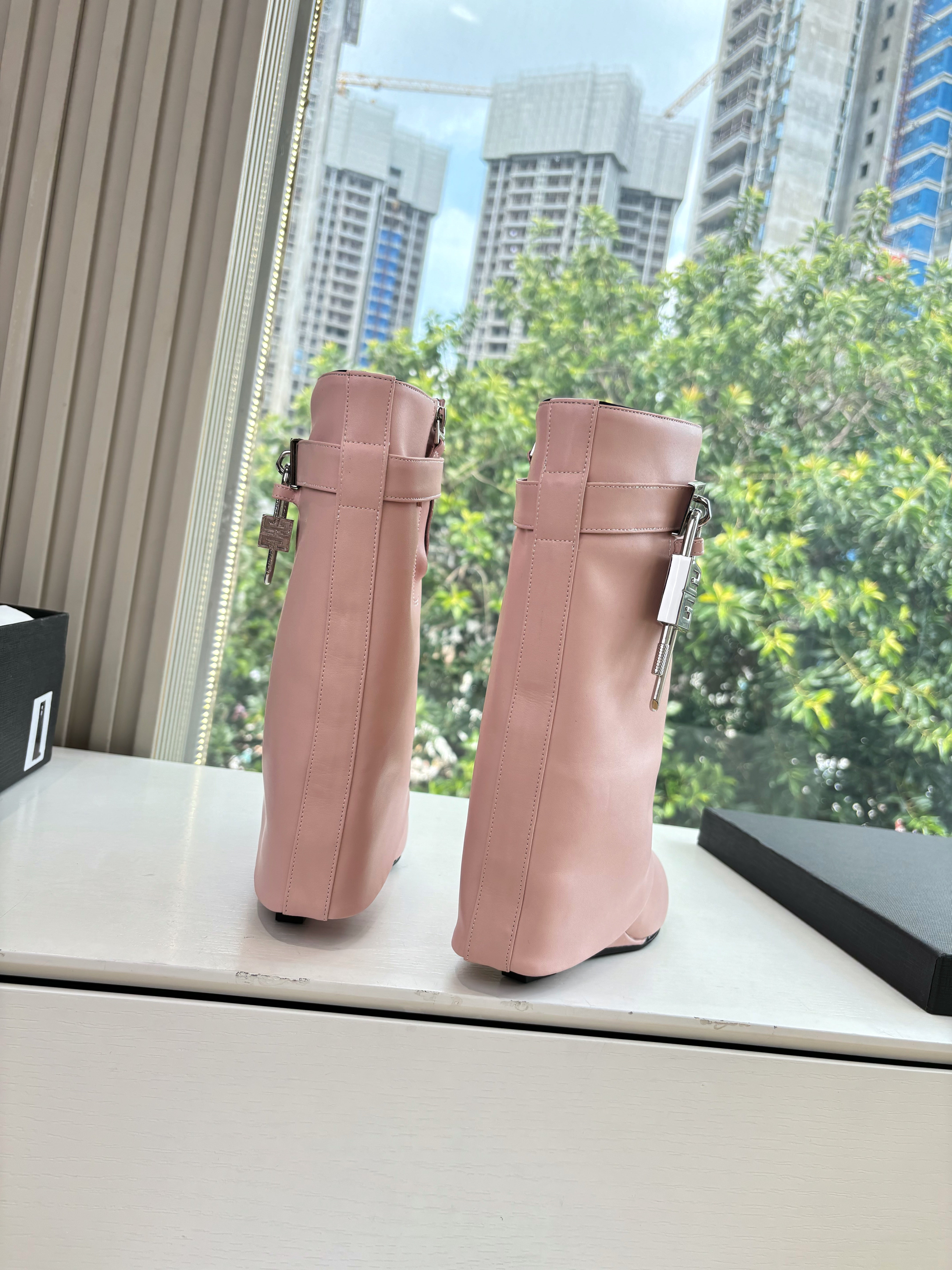 Givenchy FW25 Shark-Lock Ankel Boots Pink Cowhide Sliver HW 507186