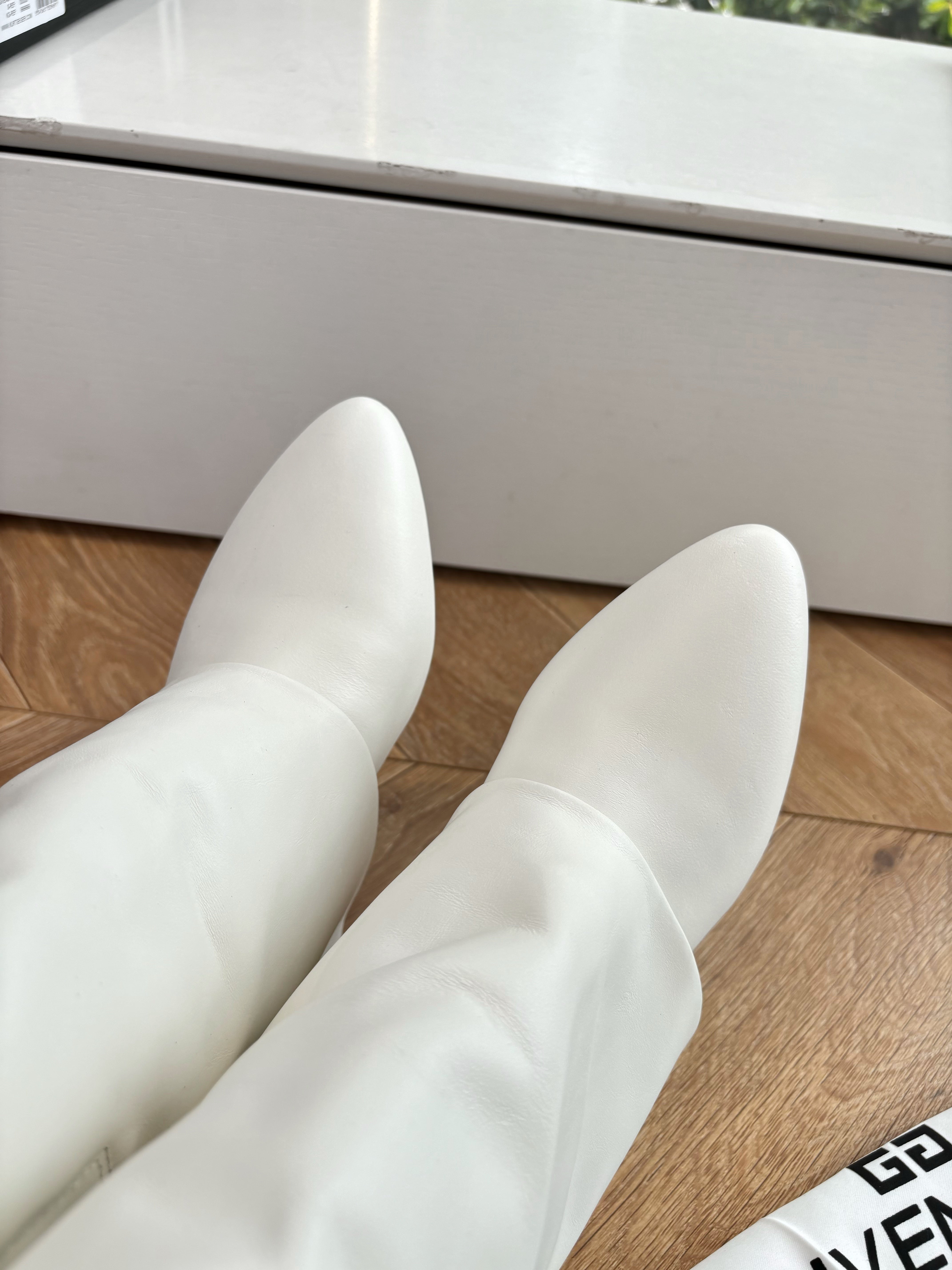 Givenchy FW25 Shark-Lock Ankel Boots White Cowhide Sliver HW 507187