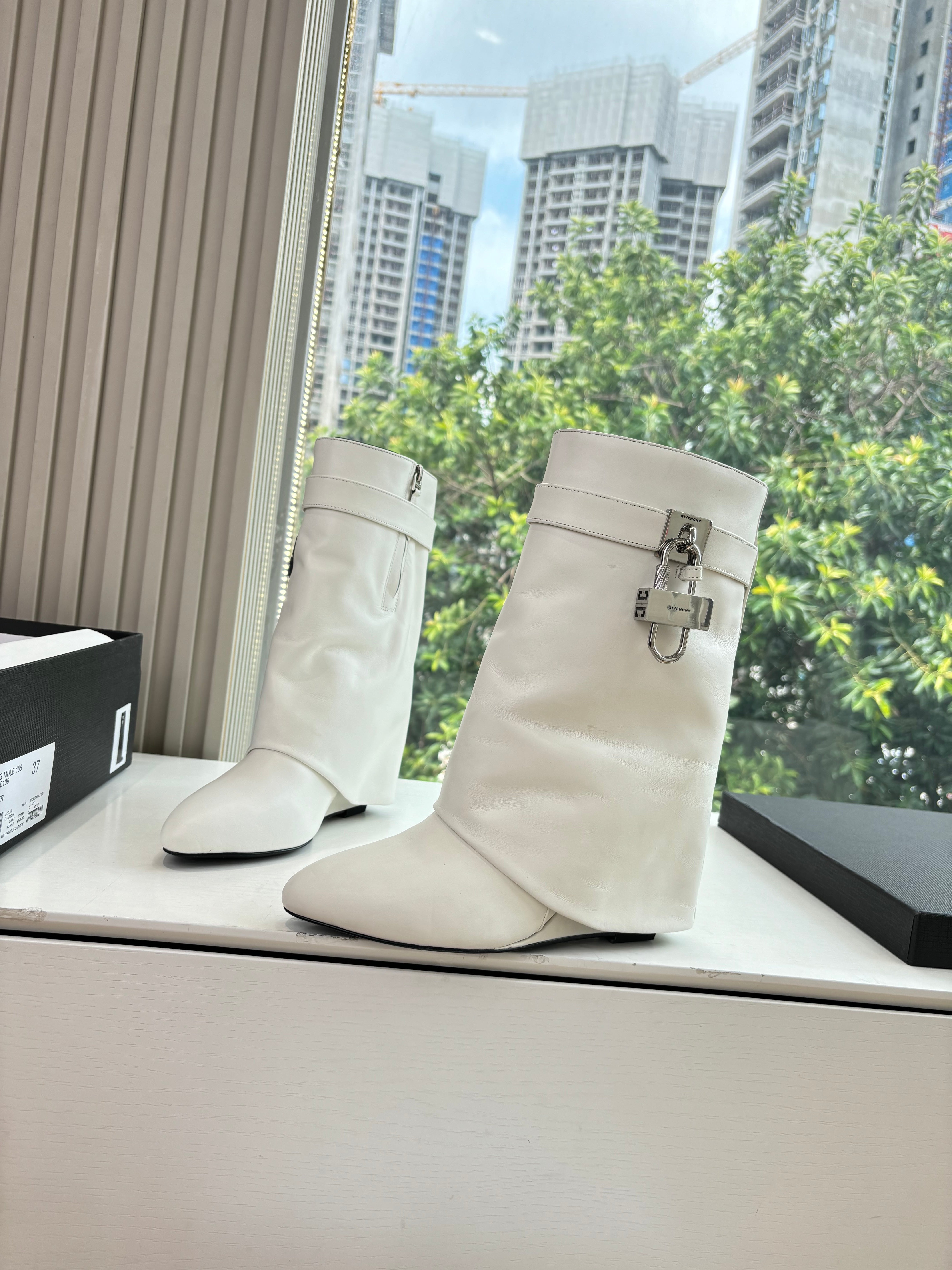 Givenchy FW25 Shark-Lock Ankel Boots White Cowhide Sliver HW 507187