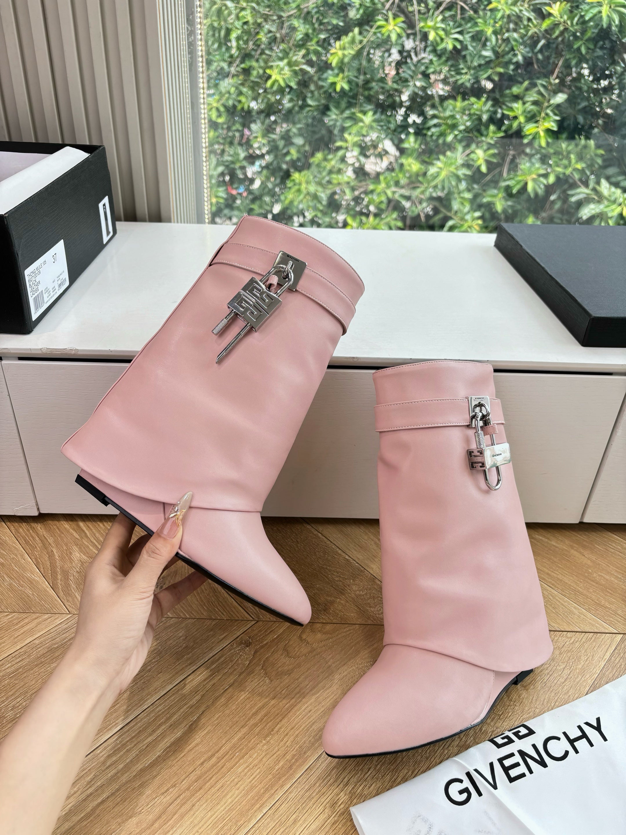 Givenchy FW25 Shark-Lock Ankel Boots Pink Cowhide Sliver HW 507186