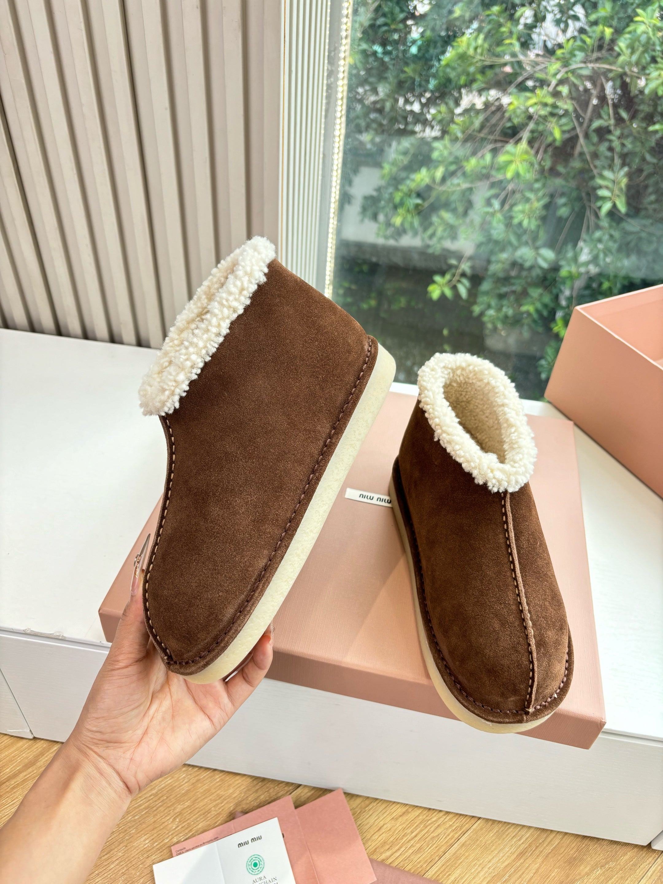 Miu FW25 Snow Boots Brown White Wool Suede 506649