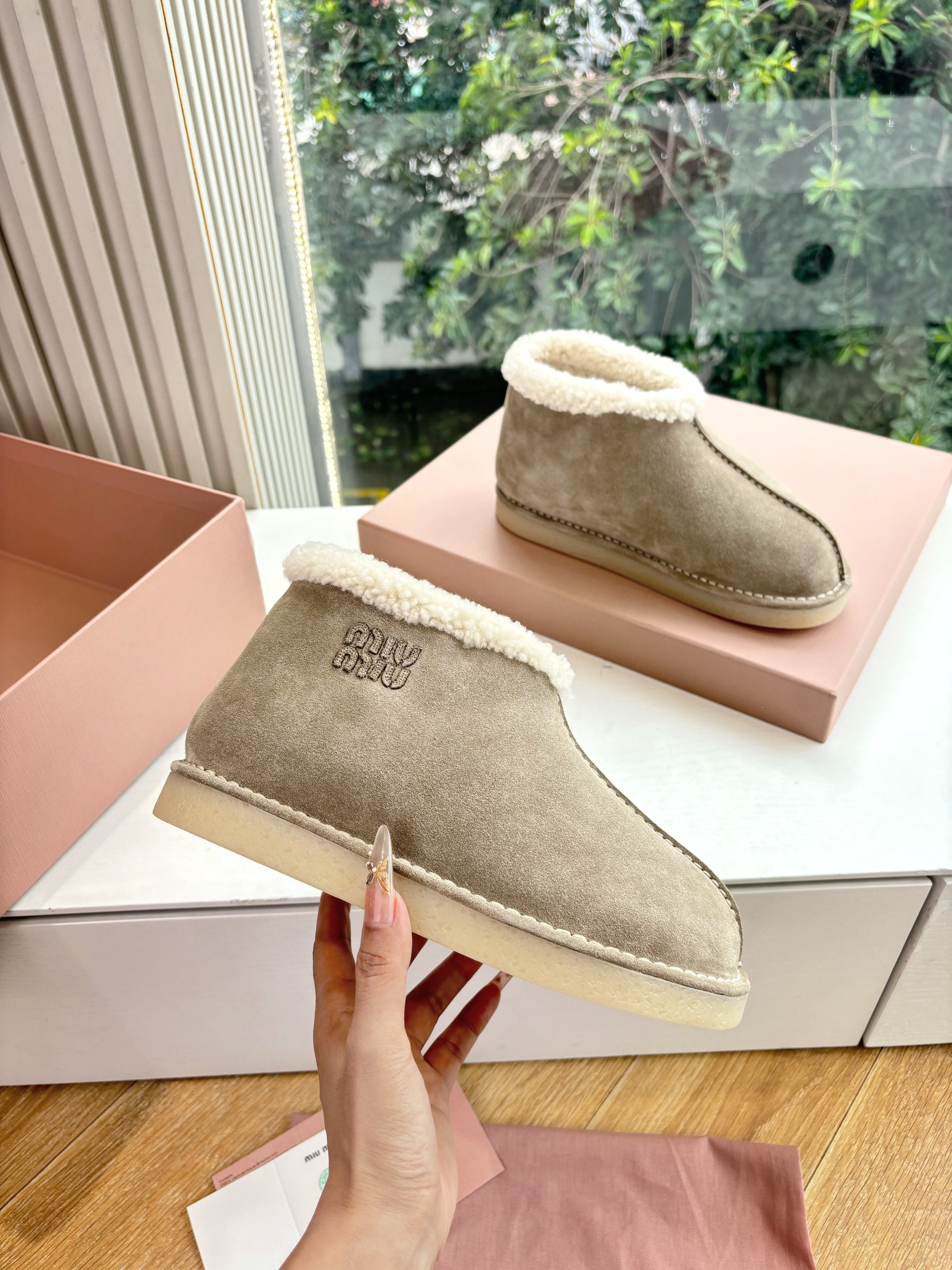 Miu FW25 Snow Boots Taupe White Wool Suede 506650
