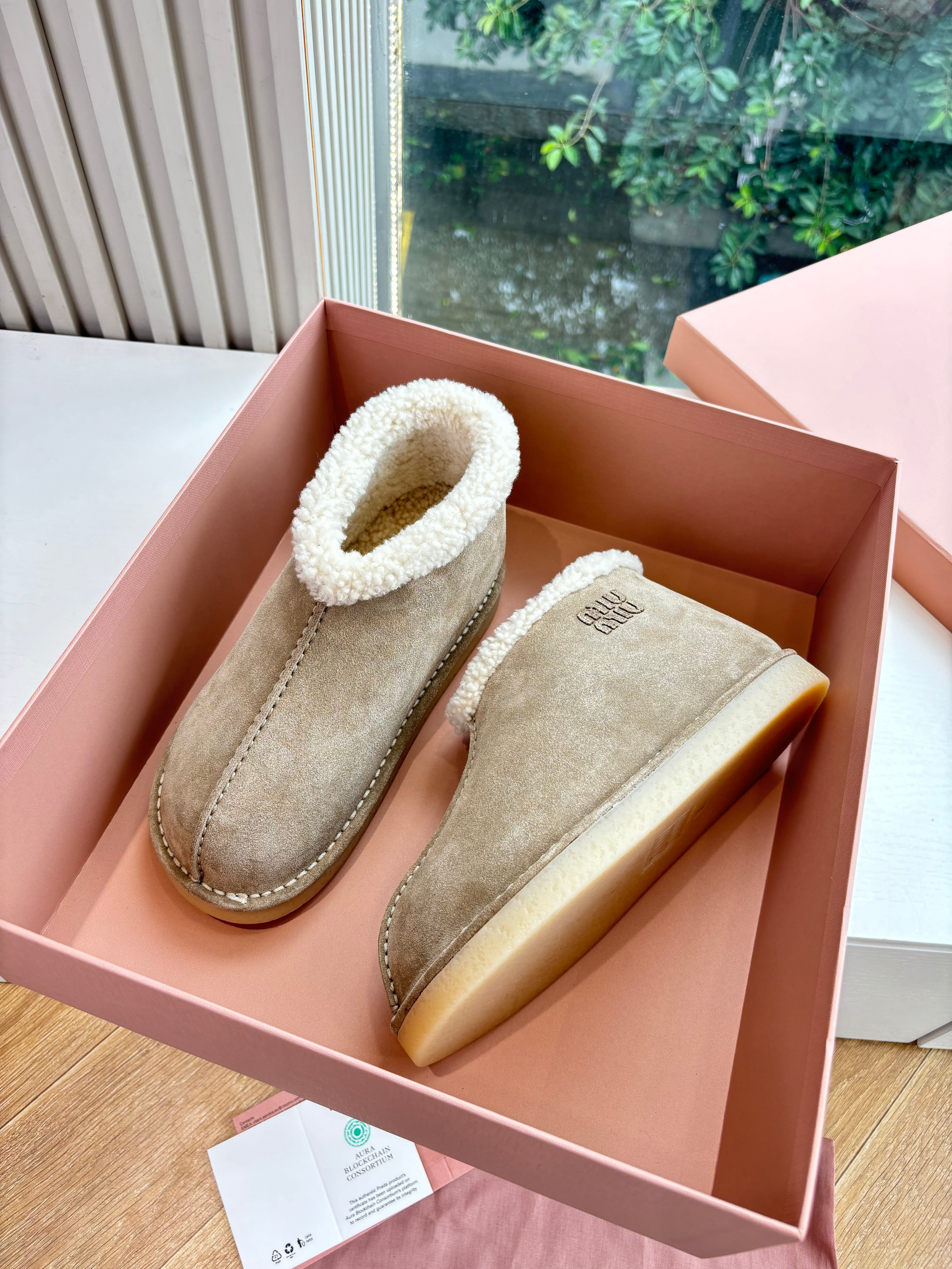 Miu FW25 Snow Boots Taupe White Wool Suede 506650