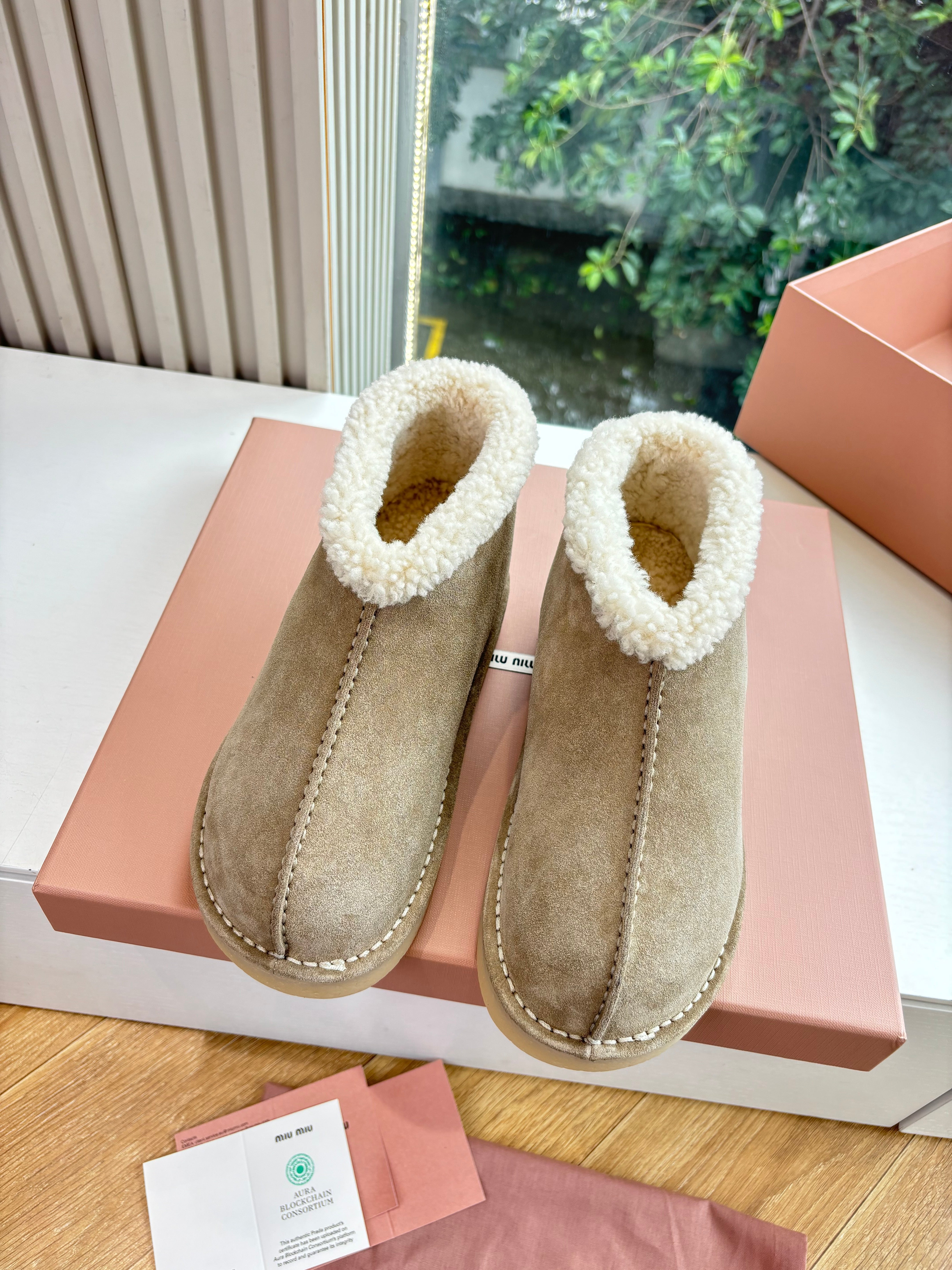 Miu FW25 Snow Boots Taupe White Wool Suede 506650