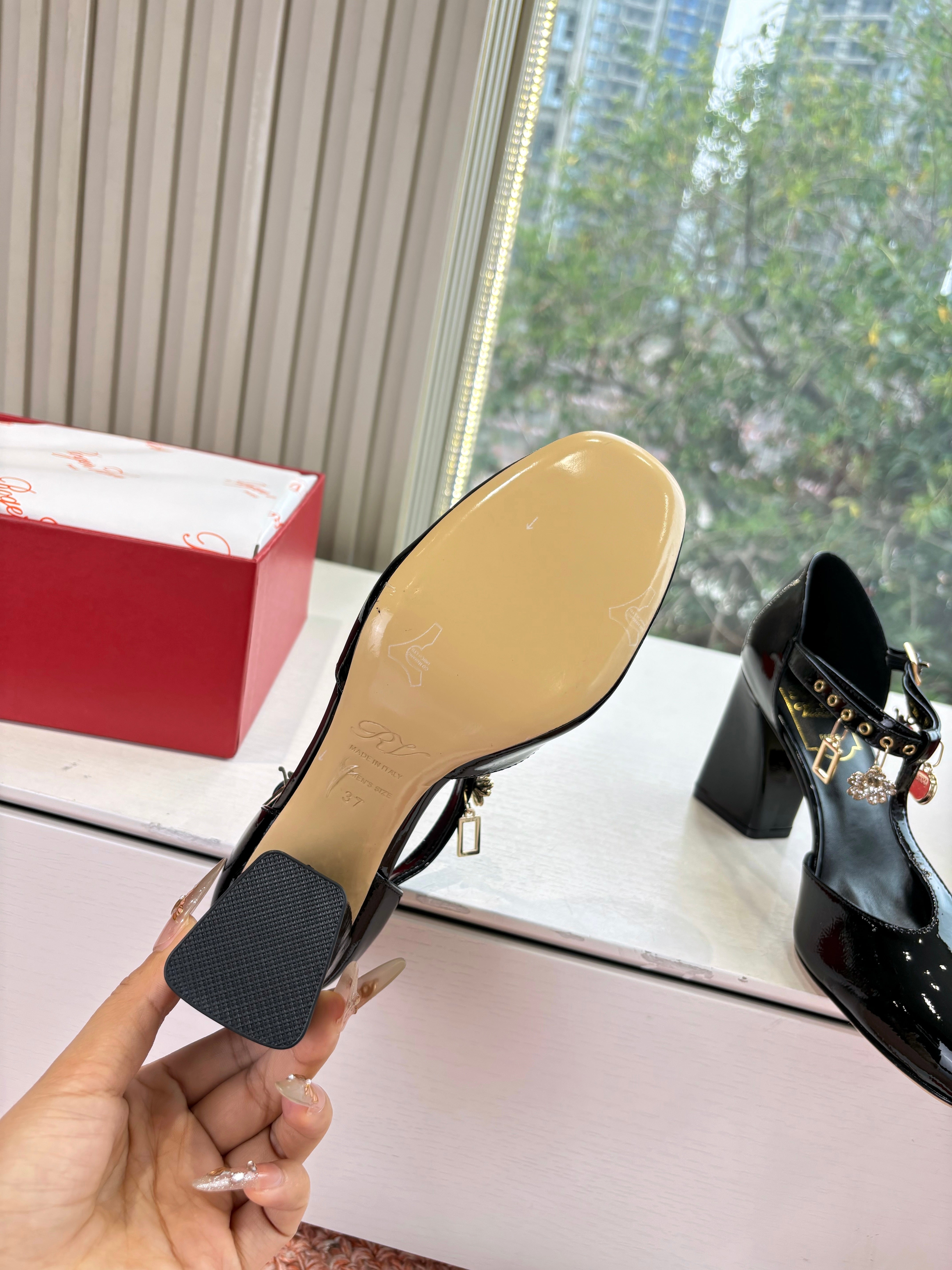 Très Vivier Mary Jane Pumps 8.5 cm Black Patent Leather