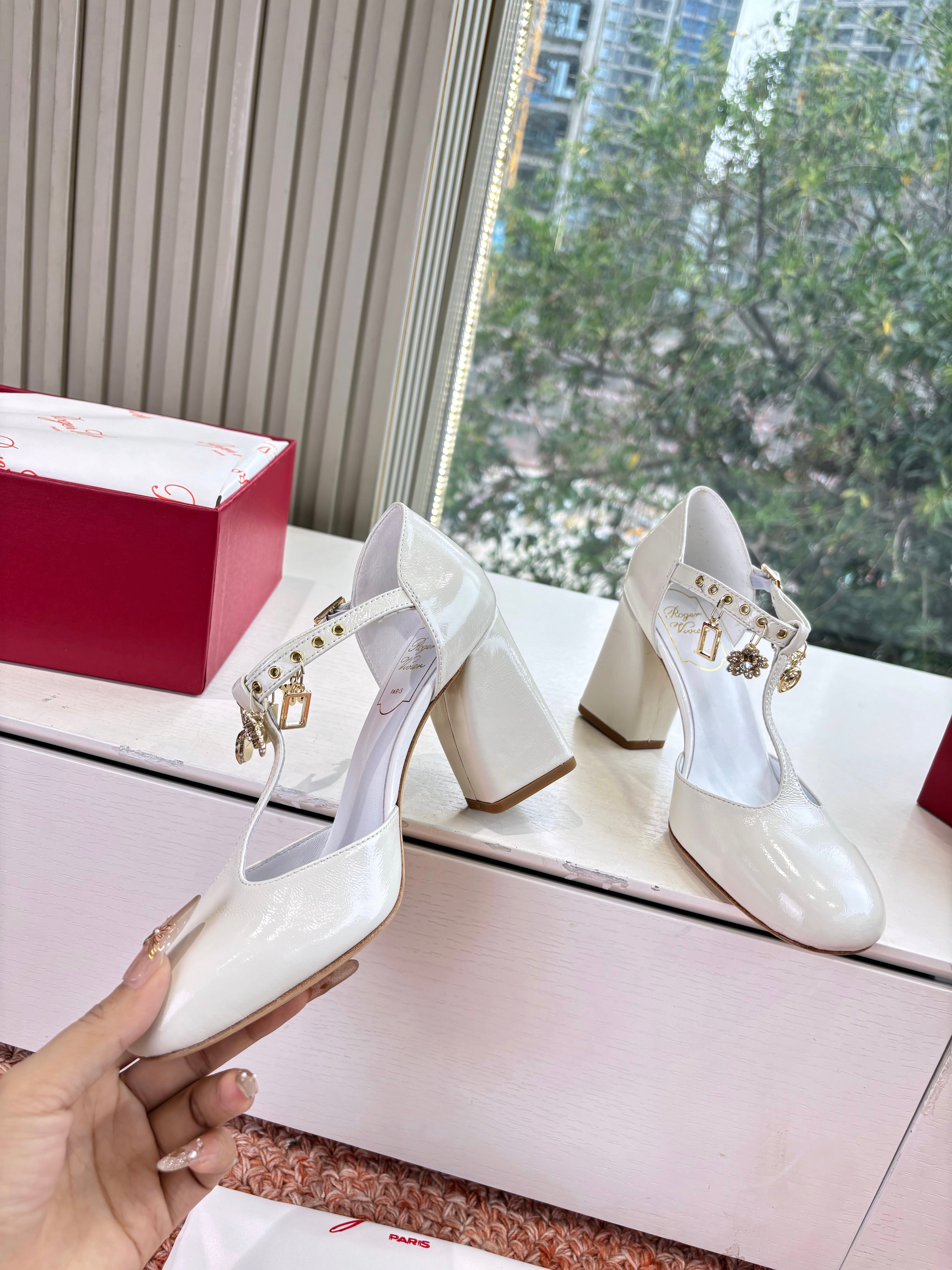 Très Vivier Mary Jane Pumps 8.5 cm White Patent Leather