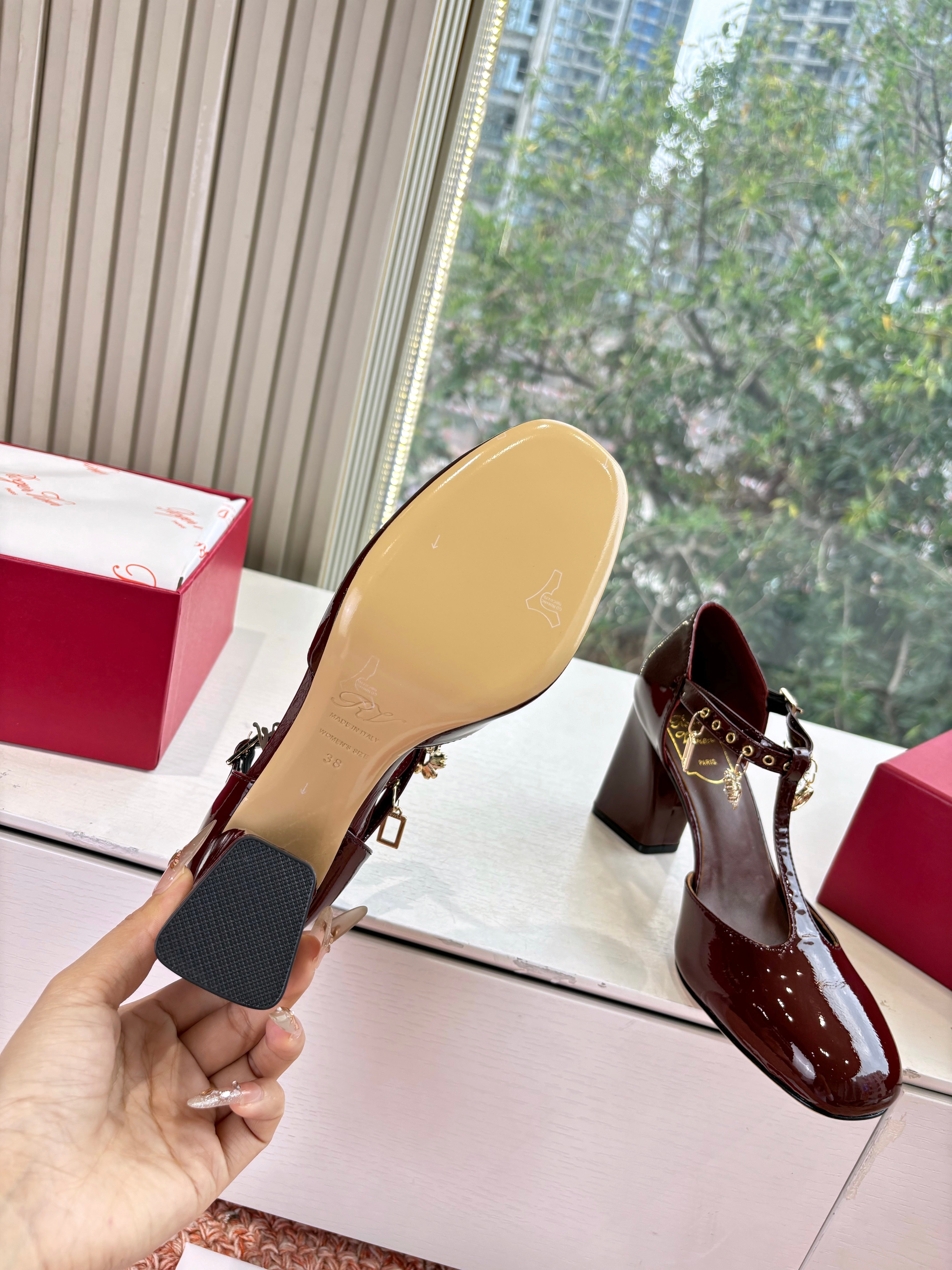 Très Vivier Mary Jane Pumps 8.5 cm Burgundy Patent Leather