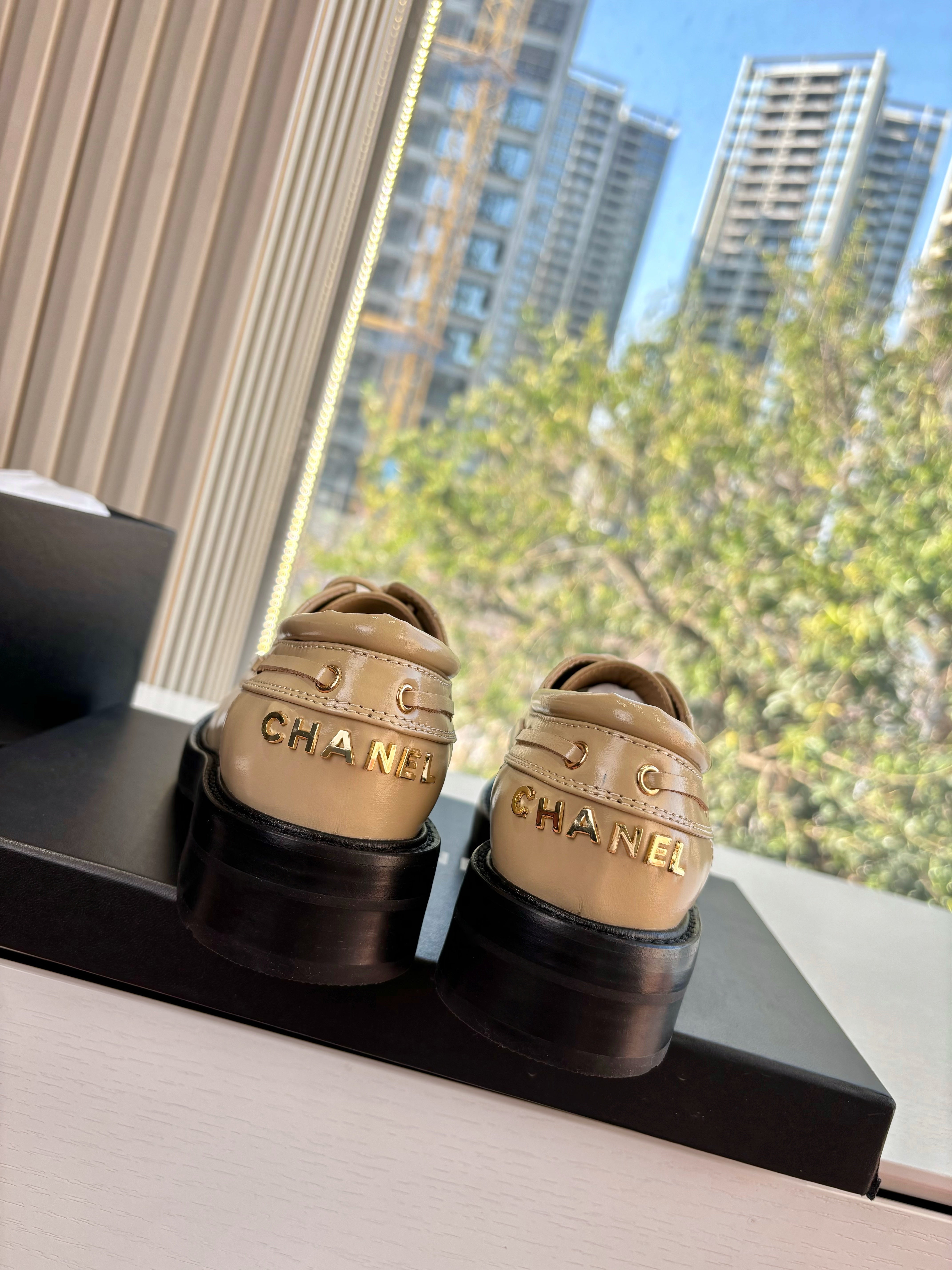 CC G189 26s Deep-cut Loafers Beige Glossy Lambskin 648219