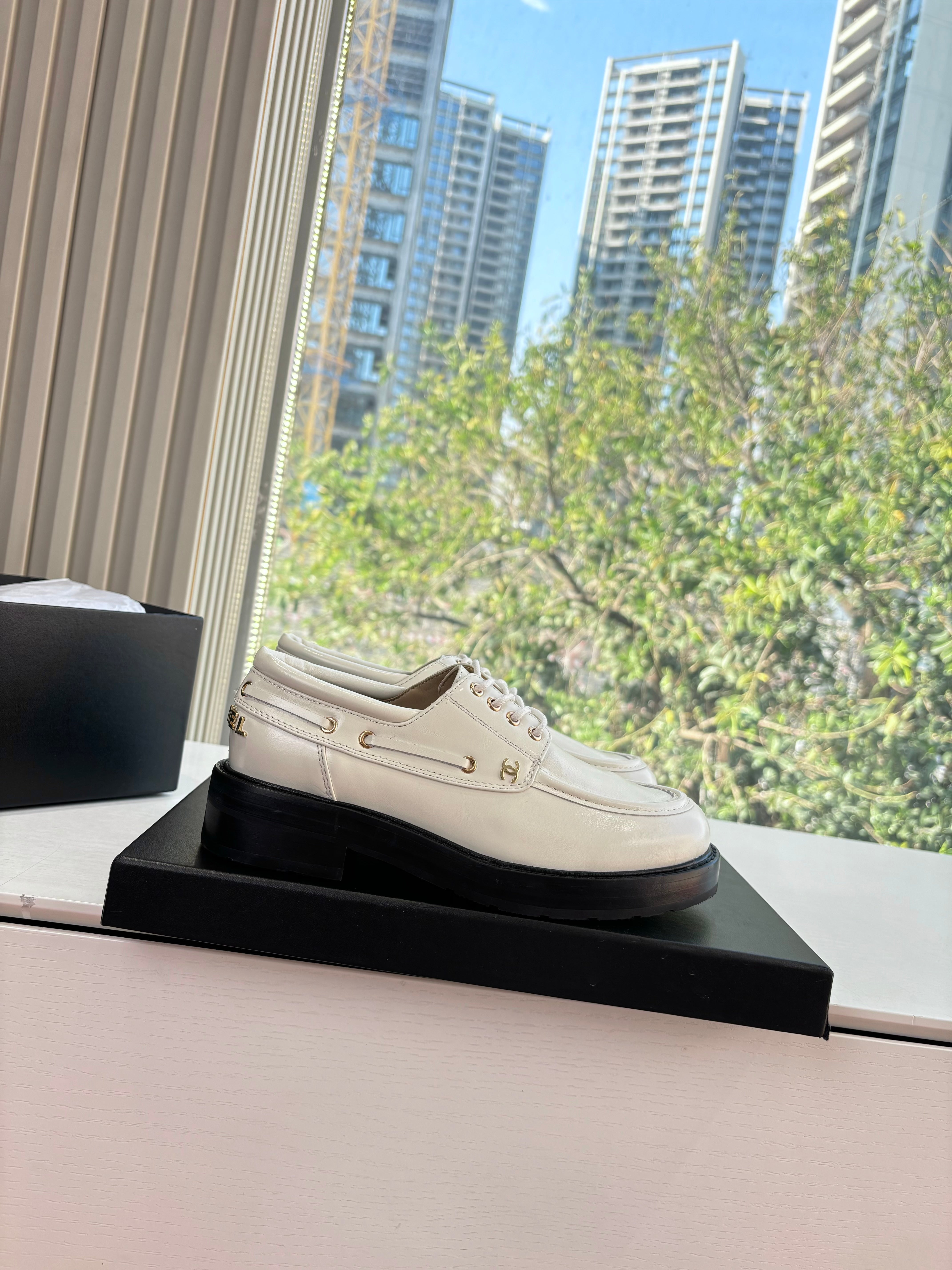 CC G189 26s Deep-cut Loafers White Glossy Lambskin 648220
