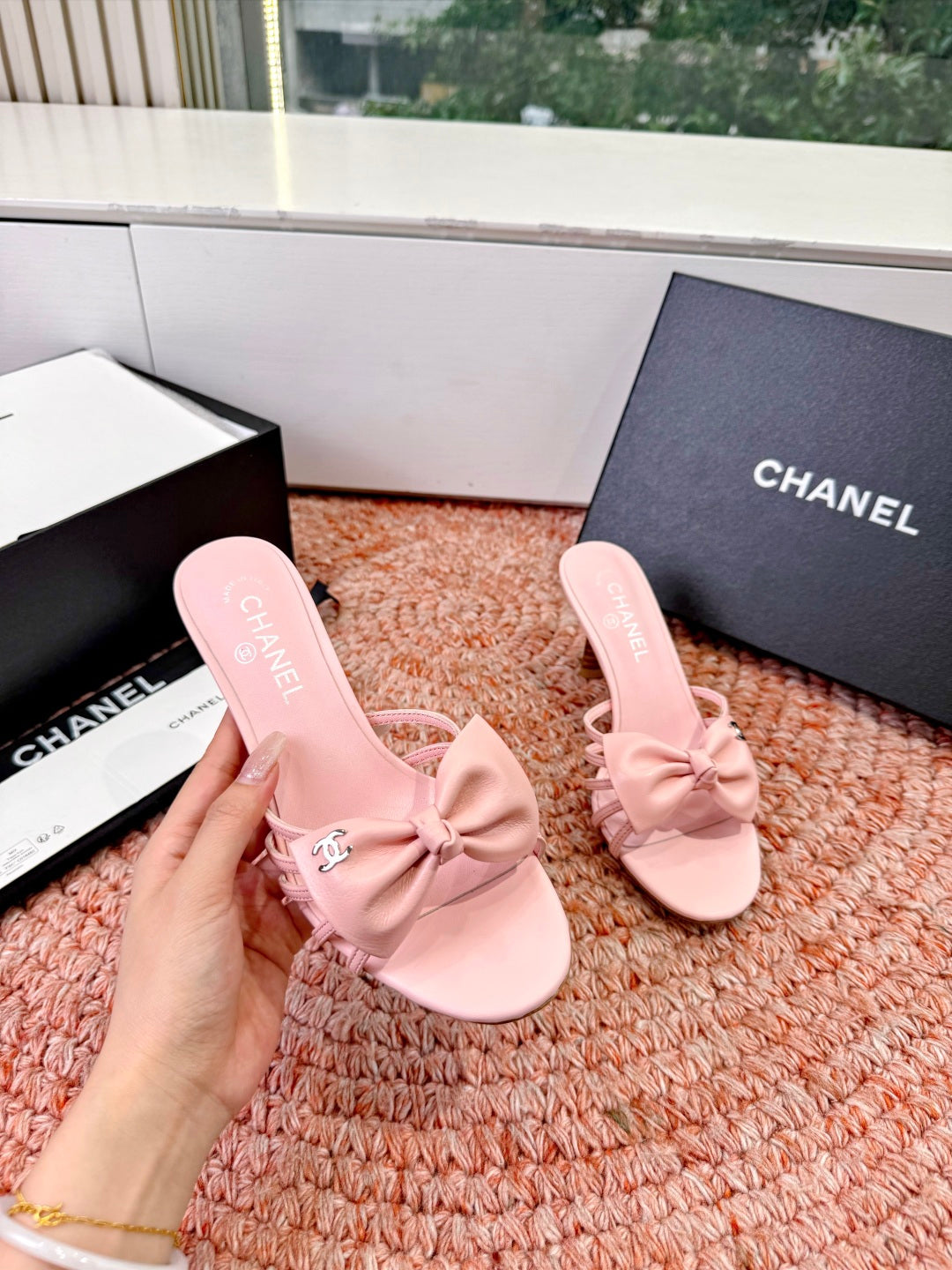 CC 26s Bow Heels Mules Pink Sheepskin 703672