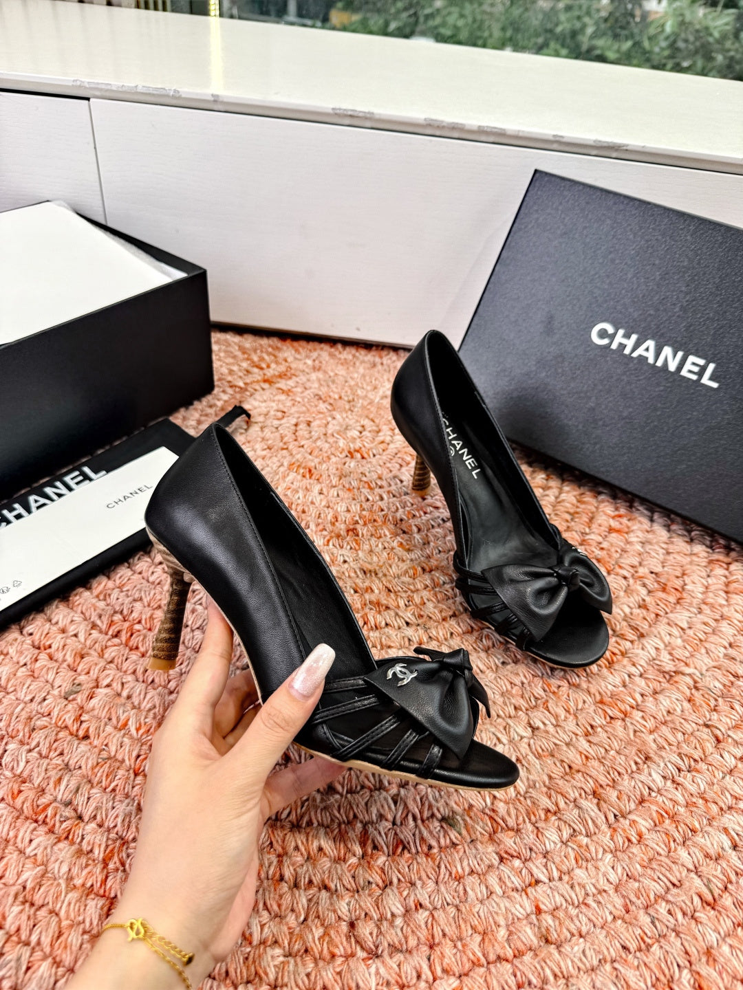 CC 26s Bow Heels Sandals Black Sheepskin 703675