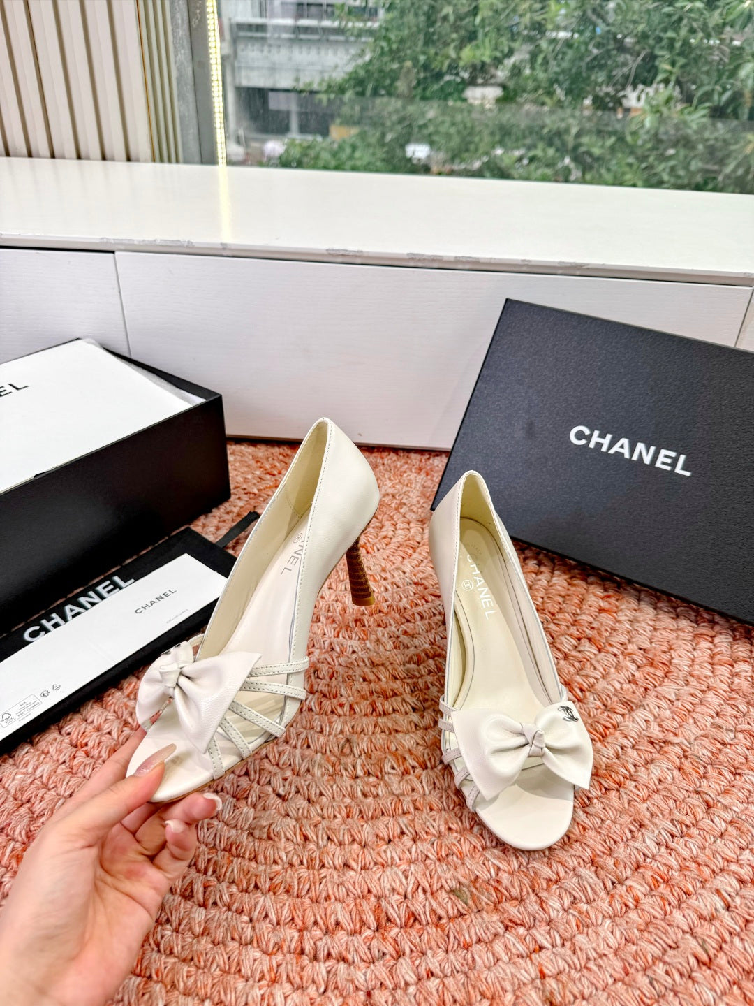CC 26s Bow Heels Sandals White Sheepskin 703676