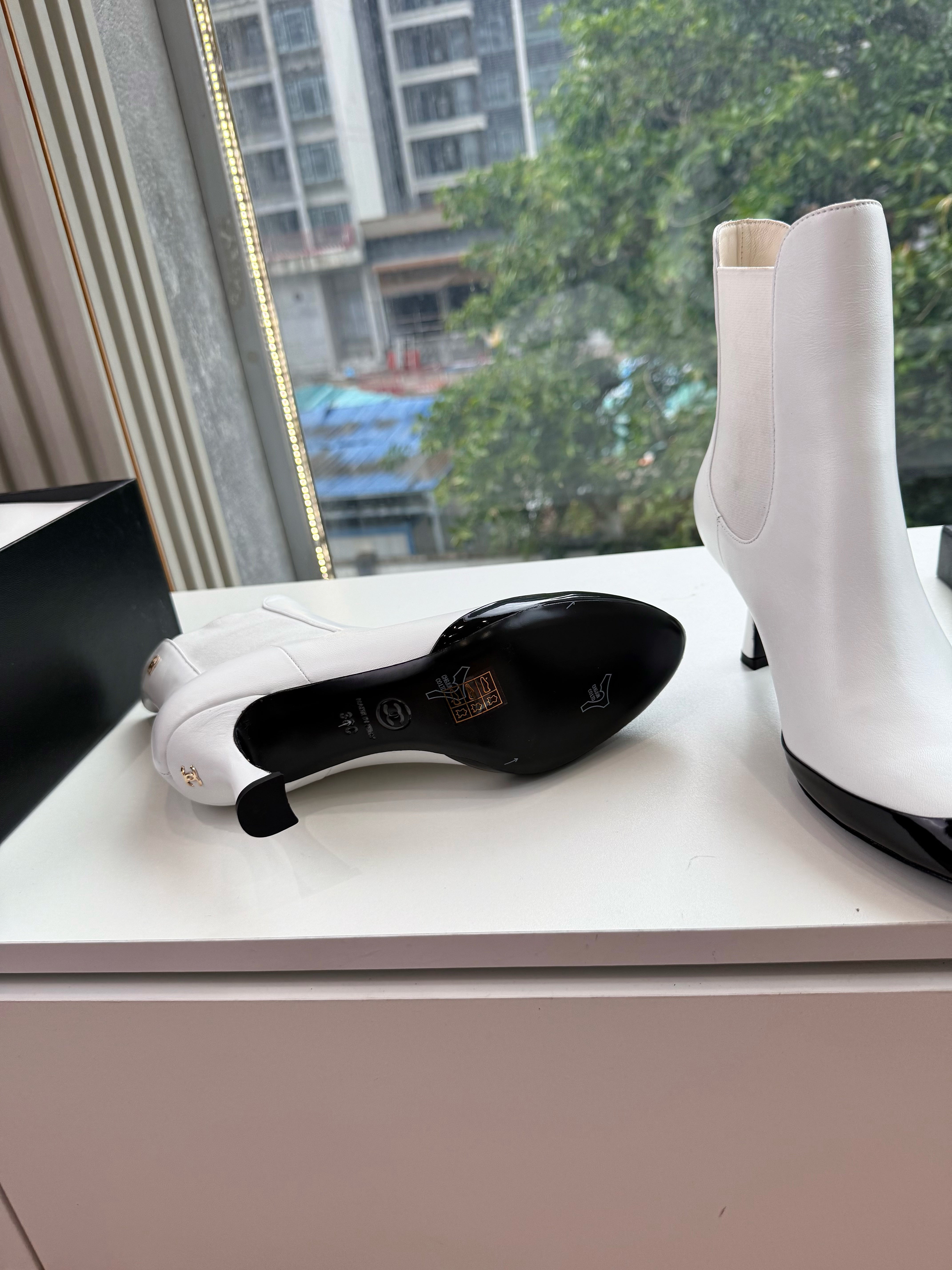 CC 26s Boot Black White Lambskin Patent Leather 916015