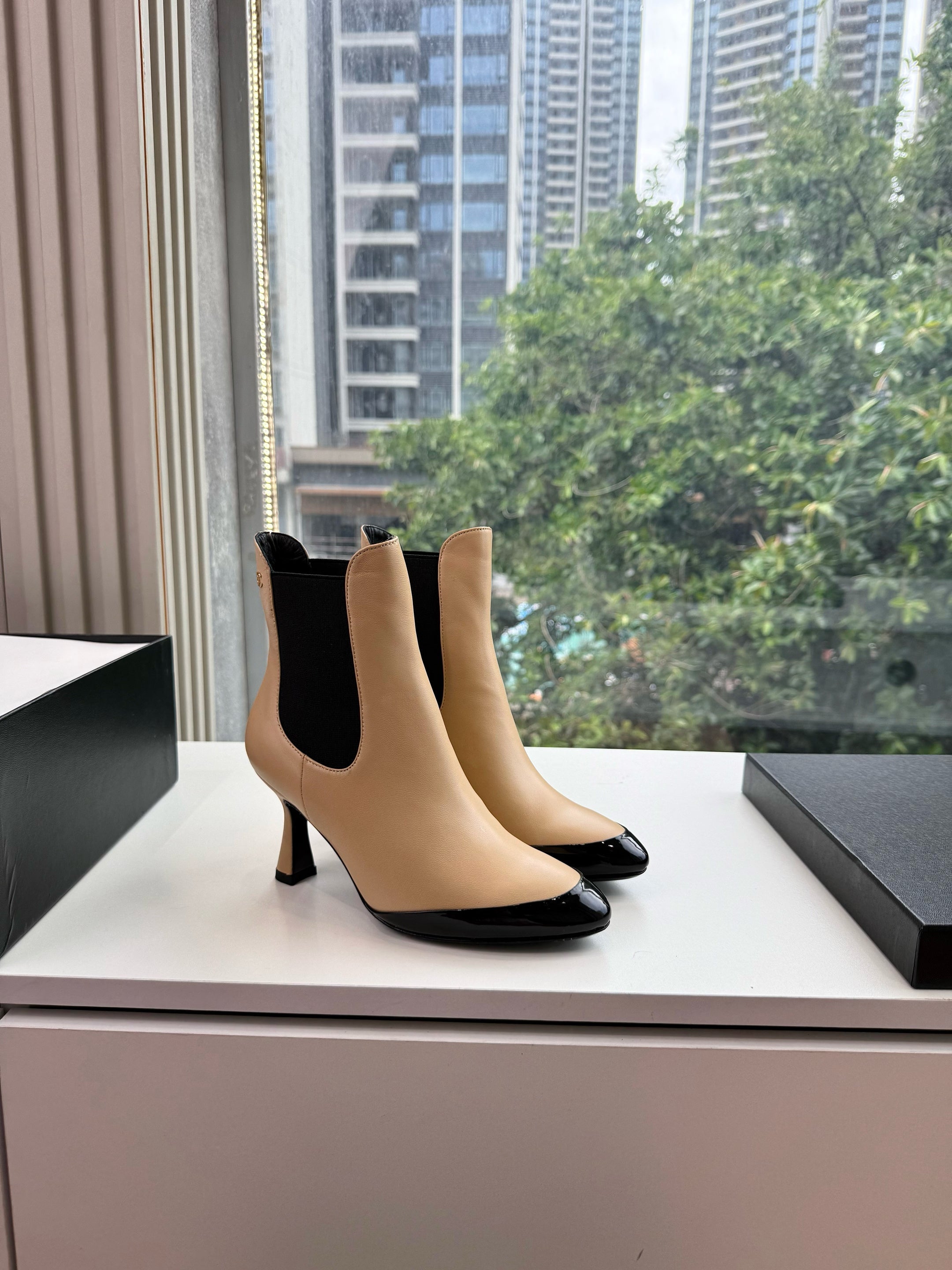 CC 26s Boot Black Beige Lambskin Patent Leather 916017