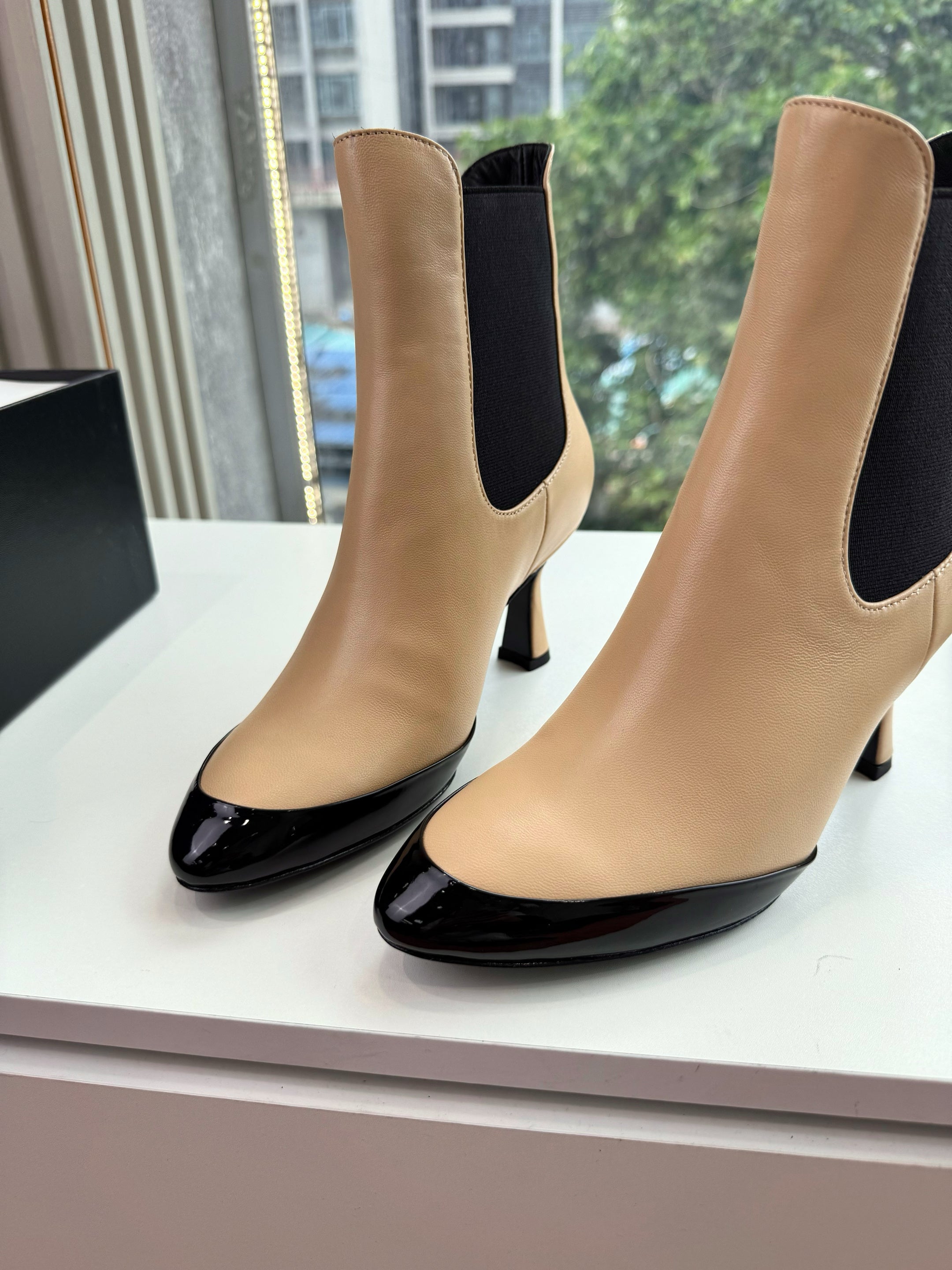 CC 26s Boot Black Beige Lambskin Patent Leather 916017