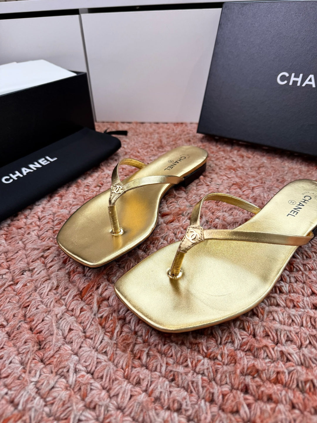 CC 26s Flip-Flops Gold Lambskin 934854