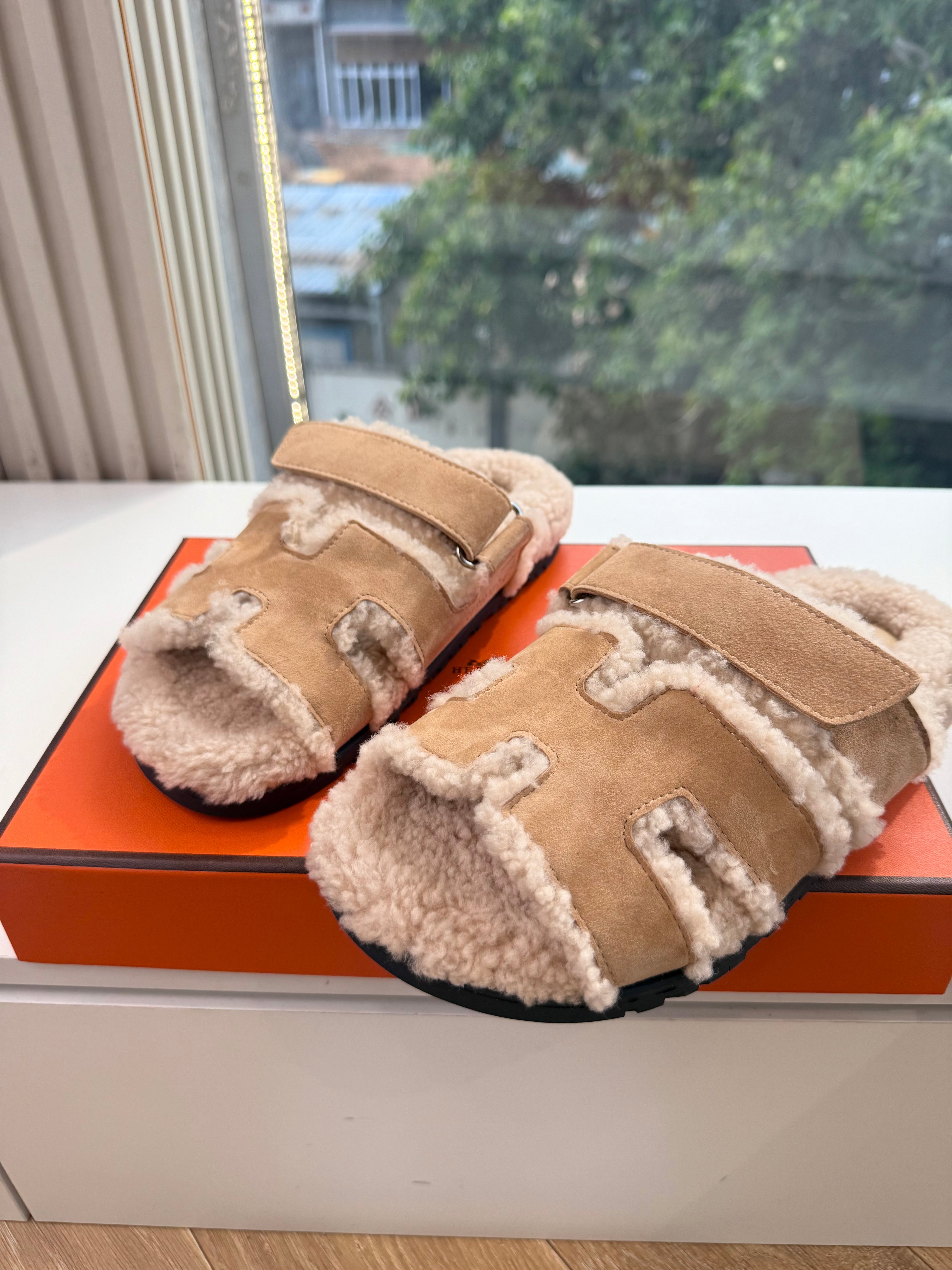 HM Chypre Sandals Naturel Écru Shearling Suede 967716