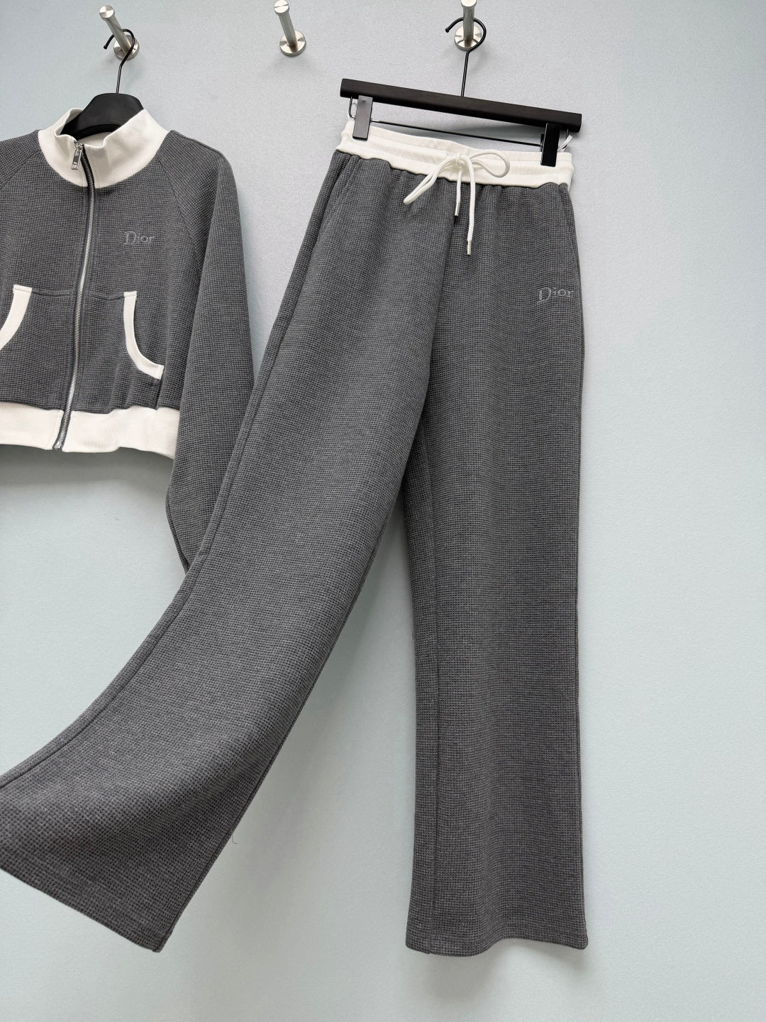 CD 26S Gray Contrast Knit Tracksuit Set 428311