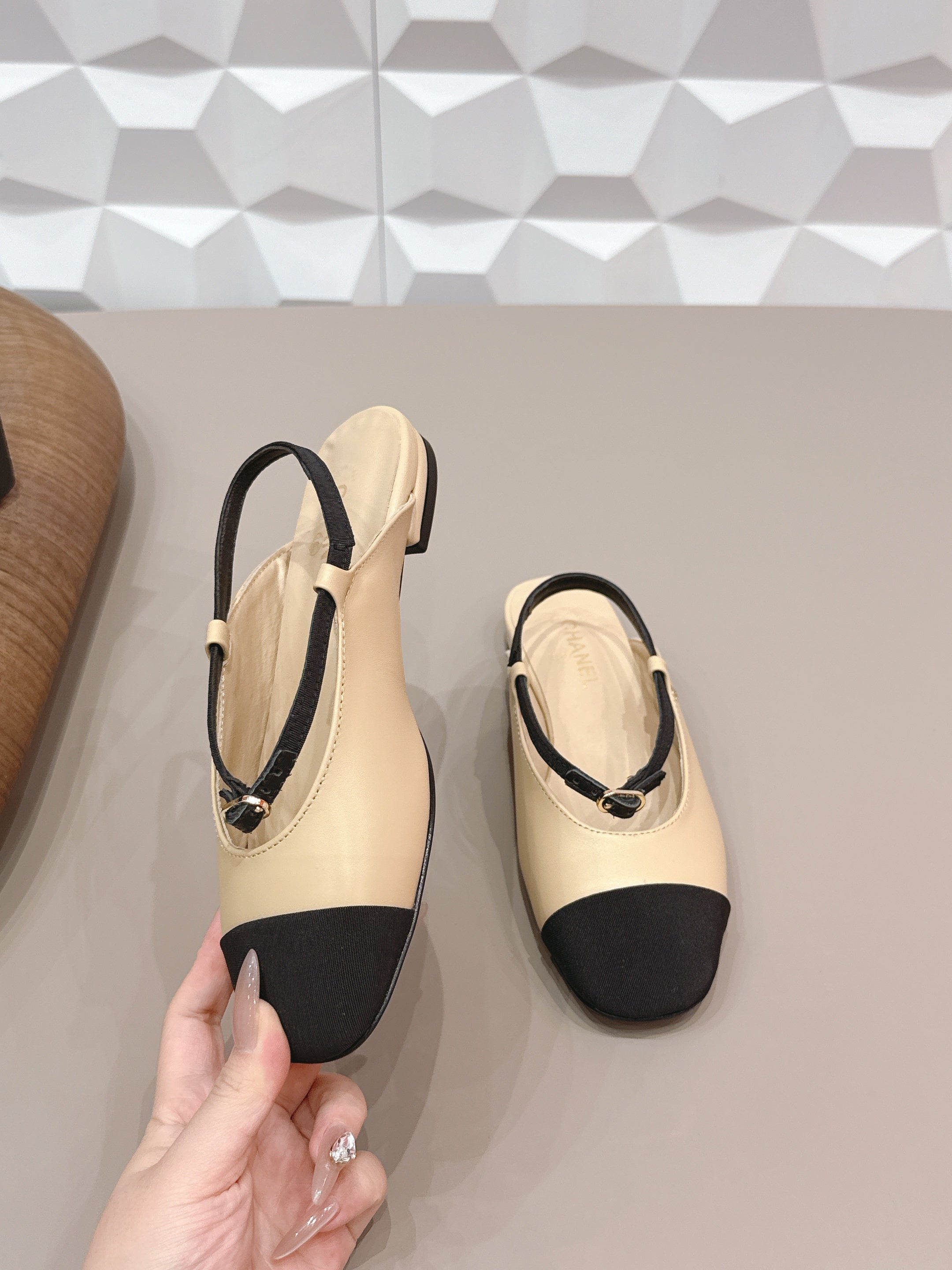 CC 26s Round-Toe Open-Back Flats Black Beige Fabric Leather 613255