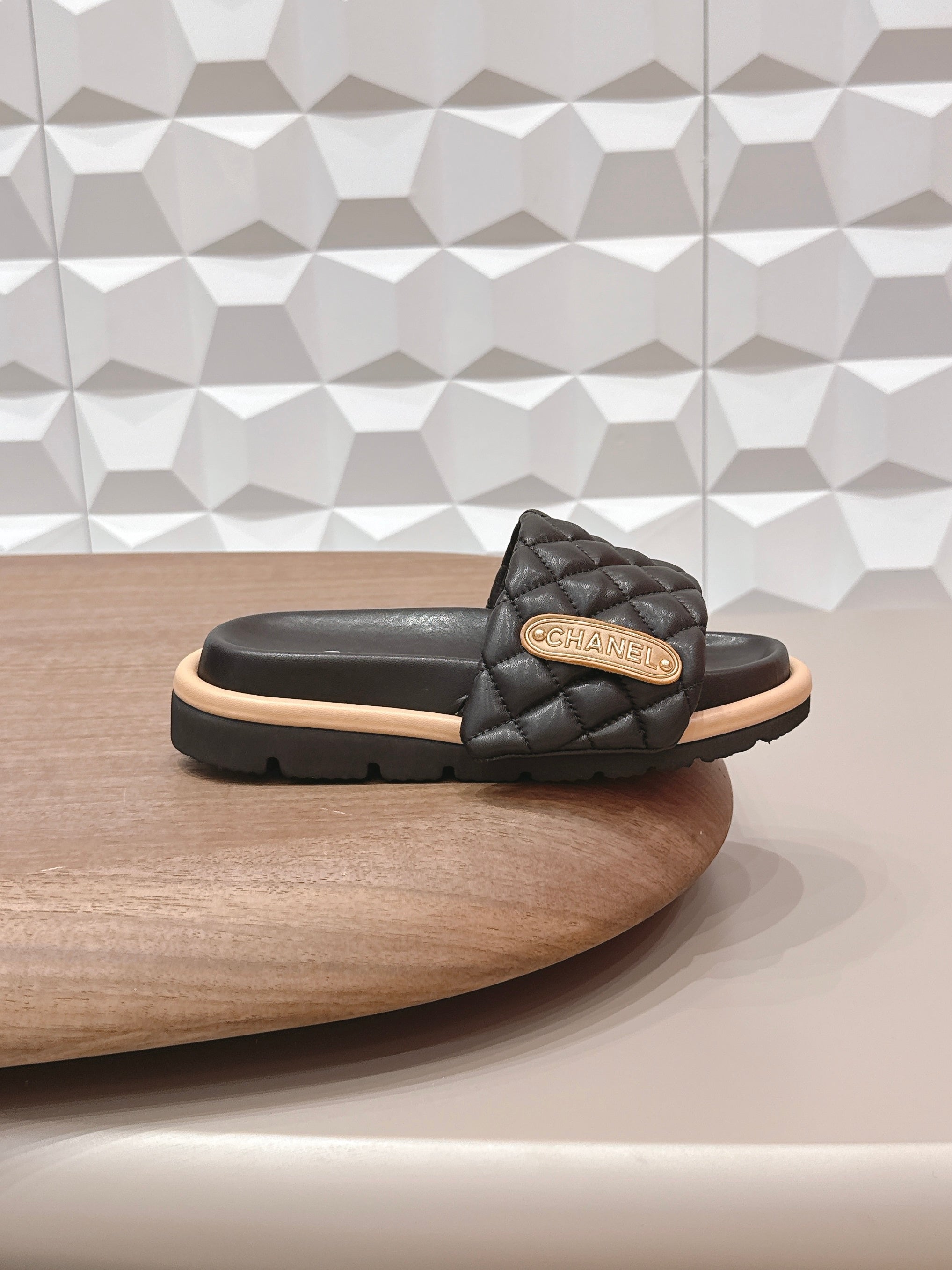 CC 26s Sandals Buckle Black Quilted Leather 613271