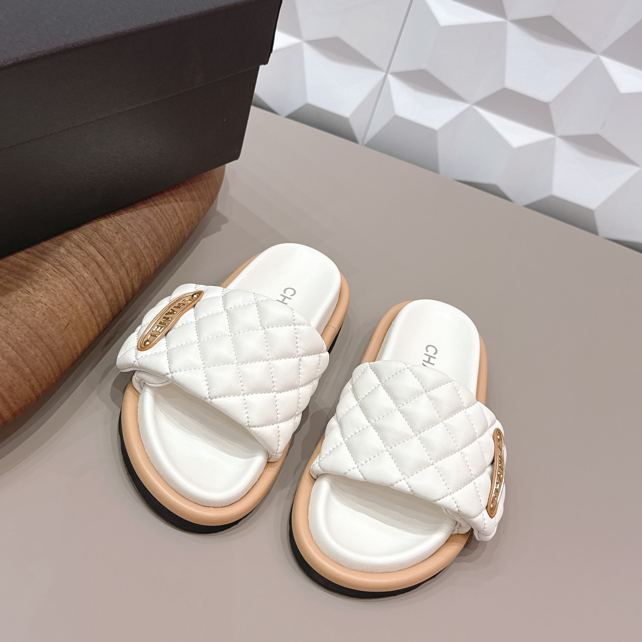 CC 26s Sandals Buckle White Quilted Leather 613275
