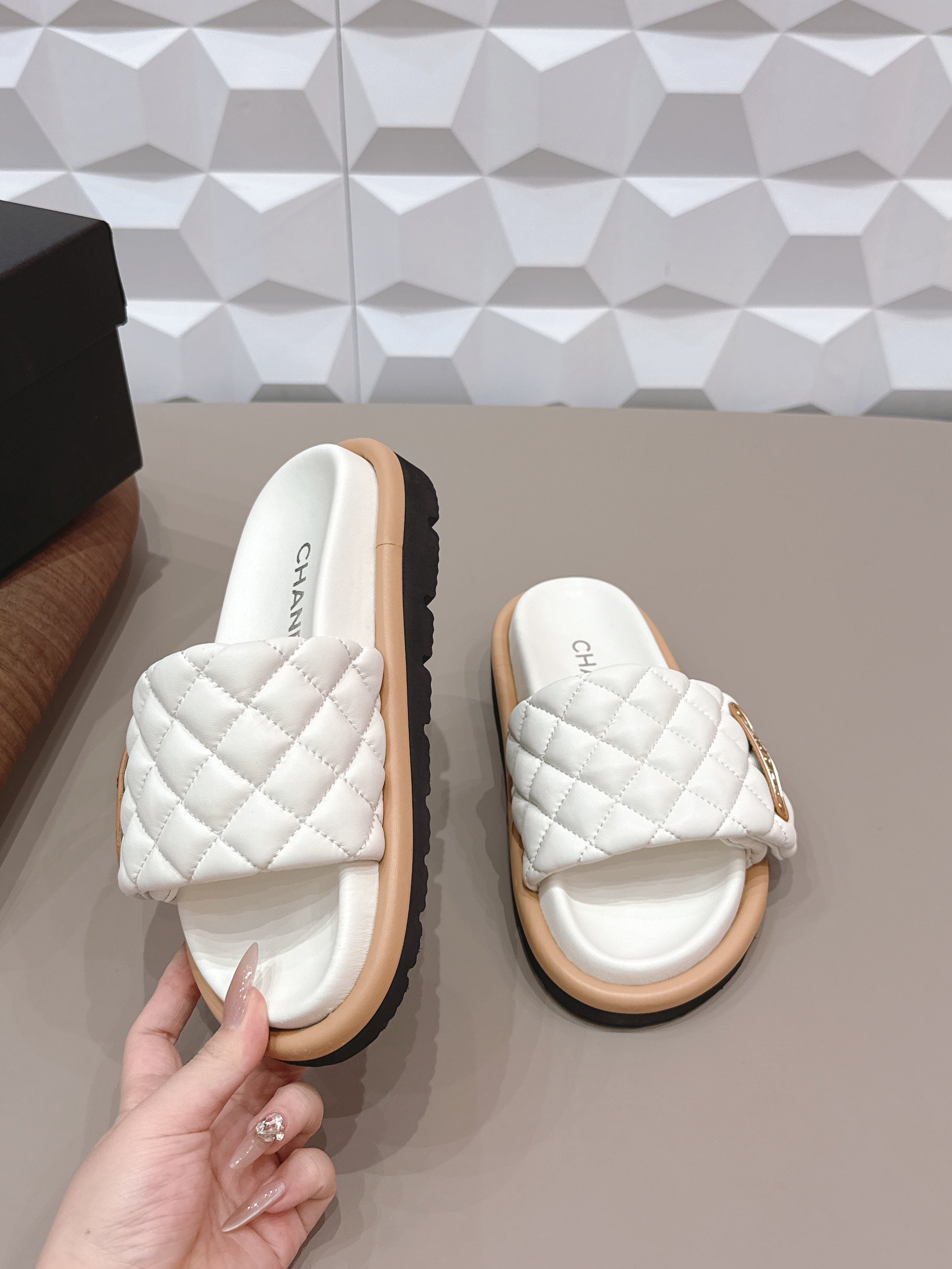 CC 26s Sandals Buckle White Quilted Leather 613275