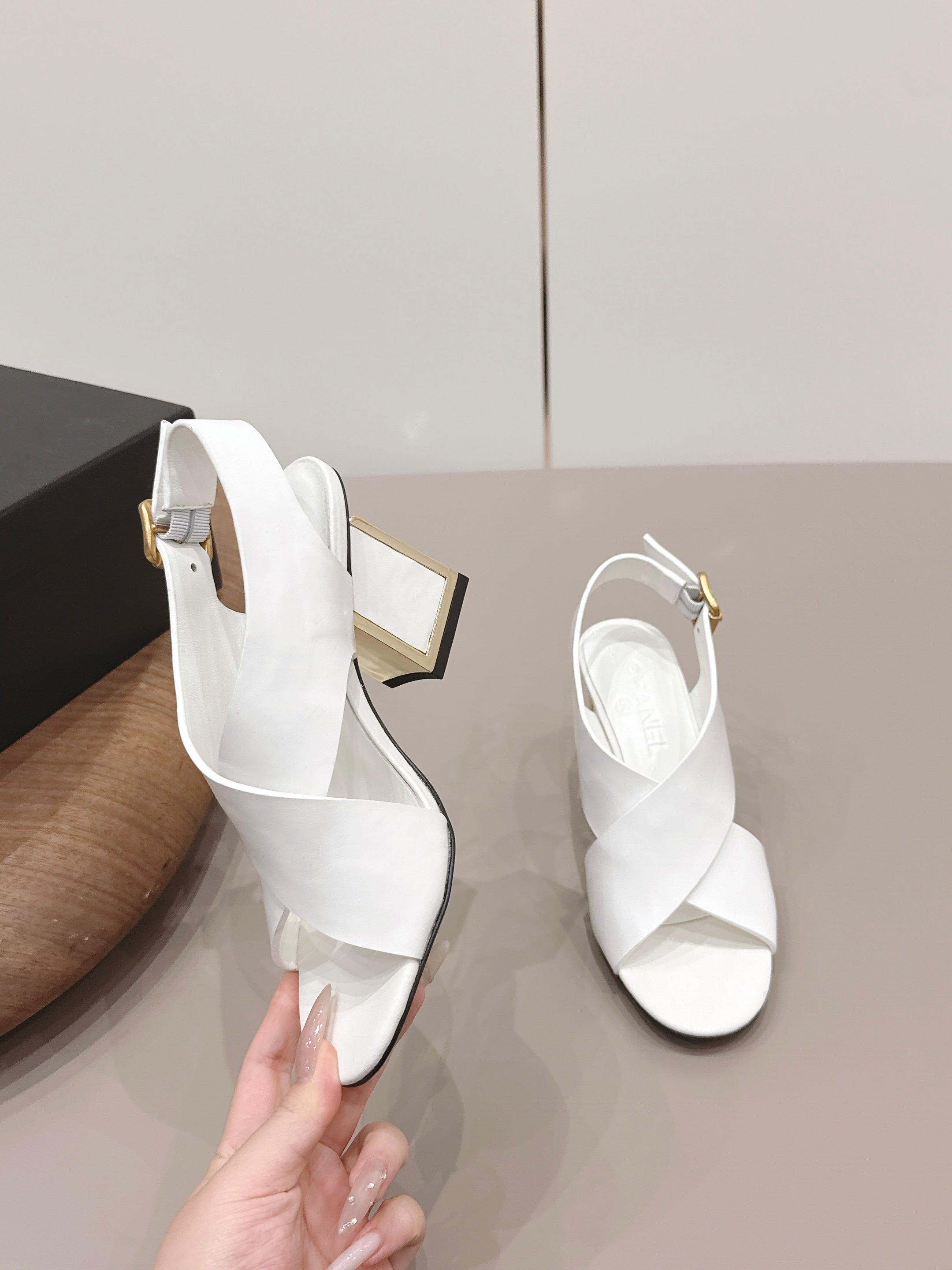 CC 26s Round-Toe Square-Heeled Sandals 7.5cm White Leather