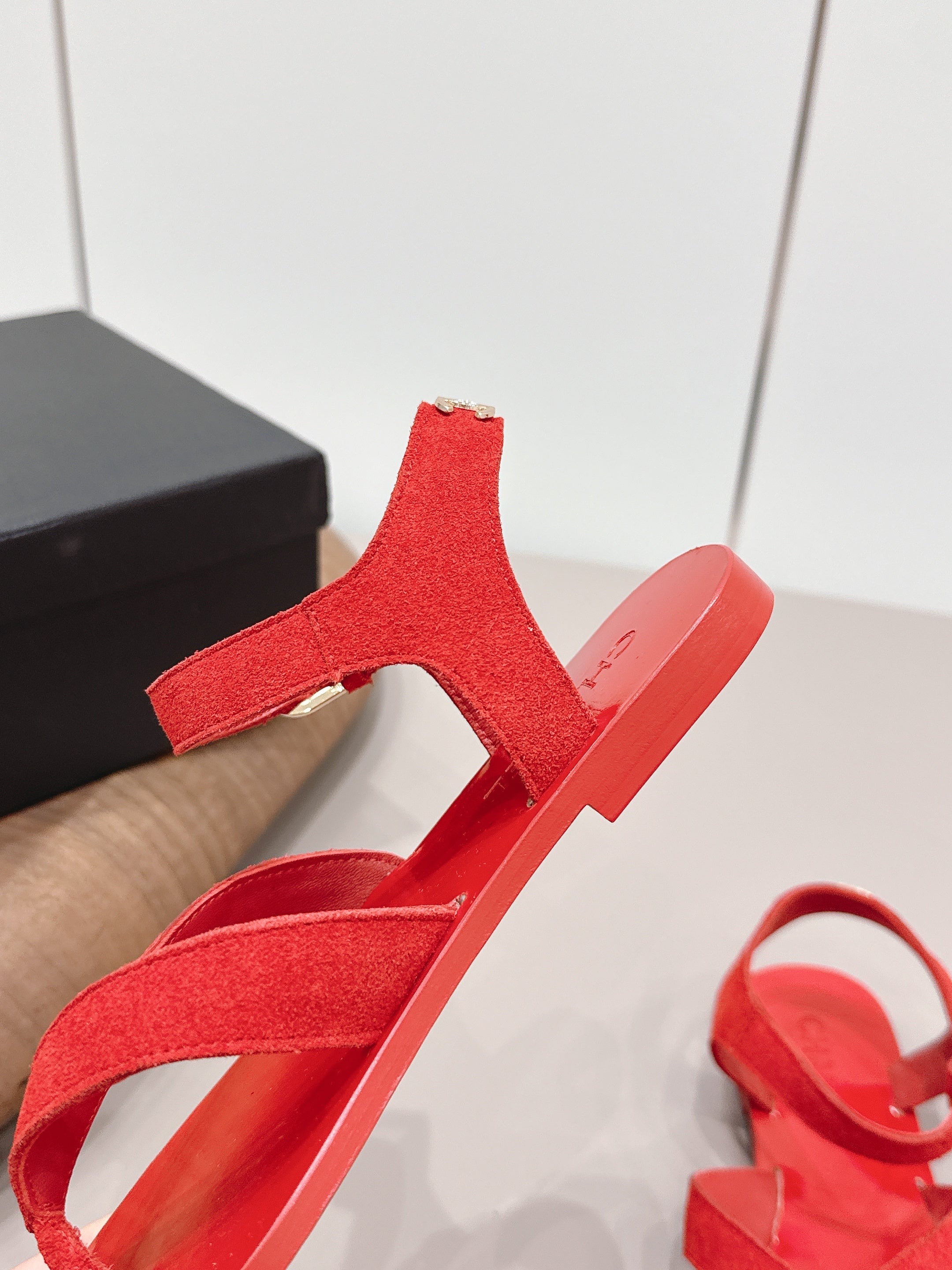 CC 26s Round-Toe Flip-Flops Red Suede 738036