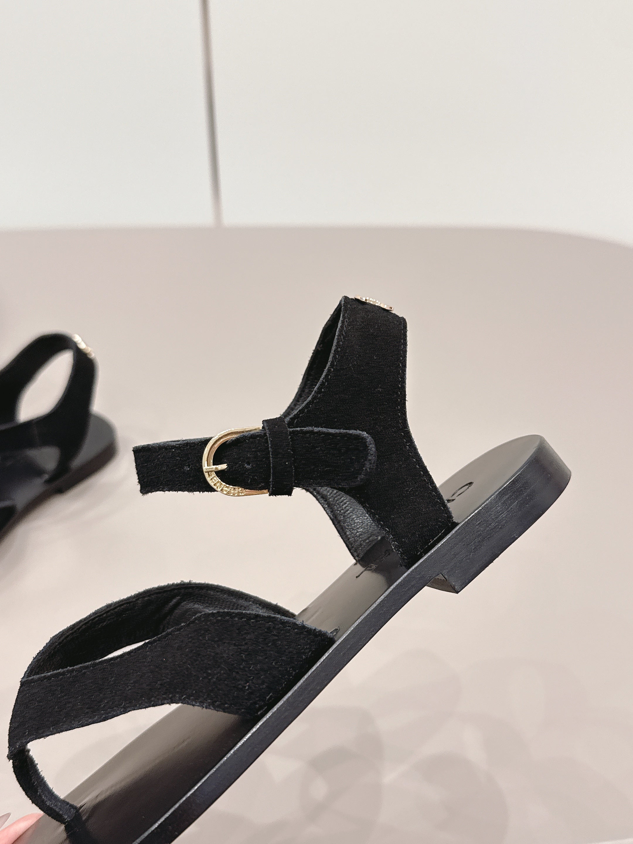 CC 26s Round-Toe Flip-Flops Black Suede 738035