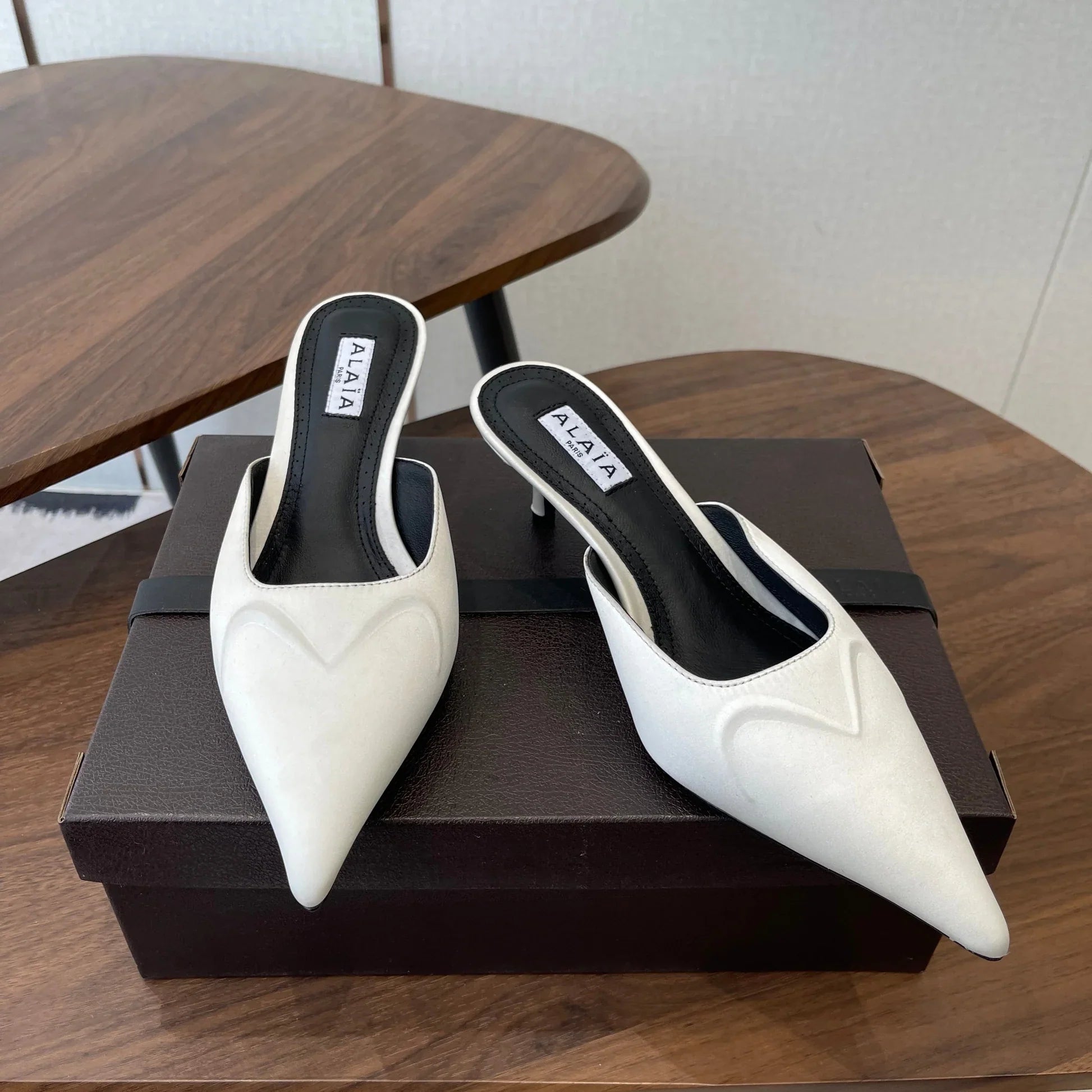 Alaia 26 Pointed-toe Mules 50 White Black Sheepskin 624913