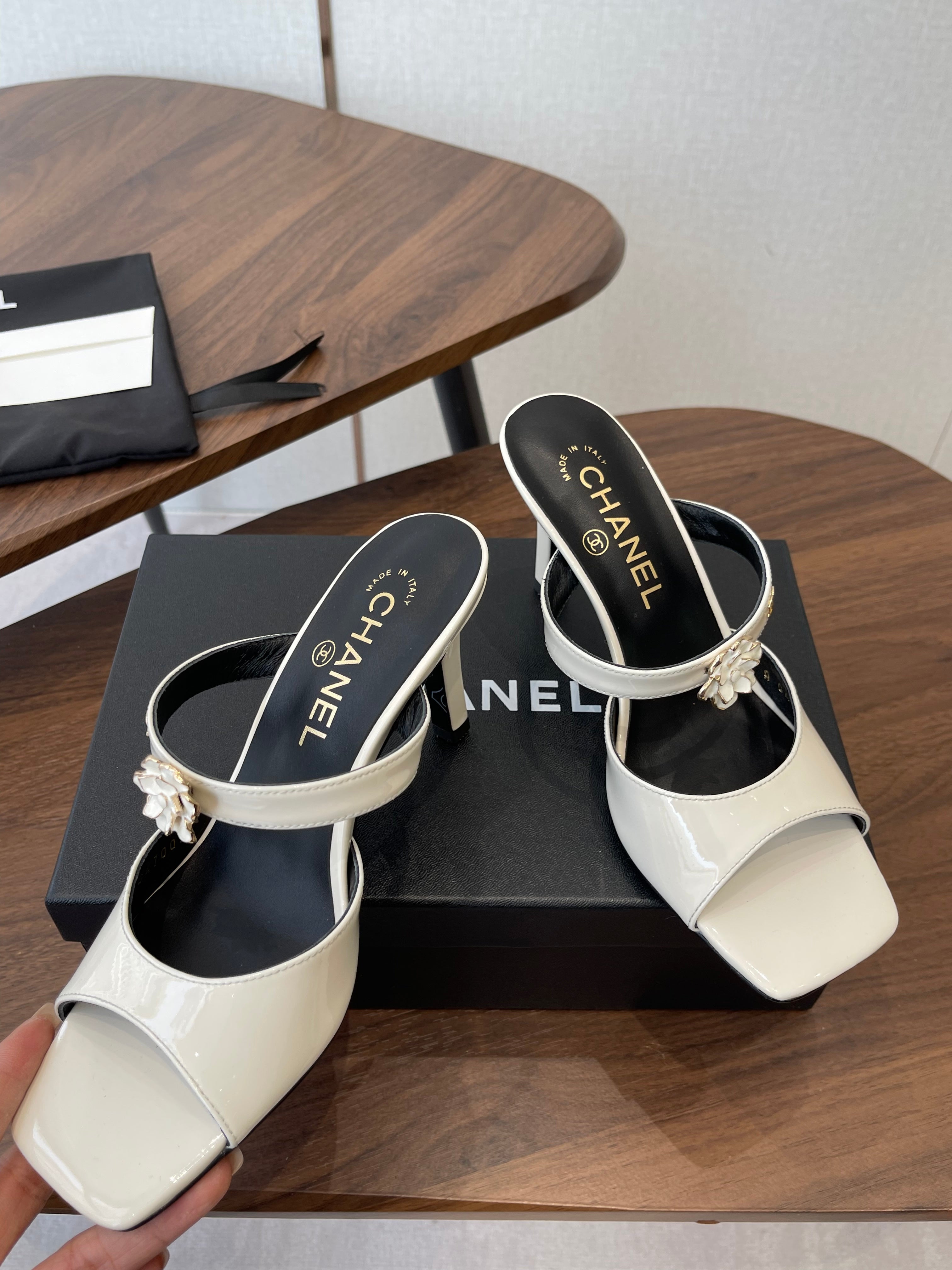 CC 26s Camellia Sandals 8cm White Patent Leather 624224