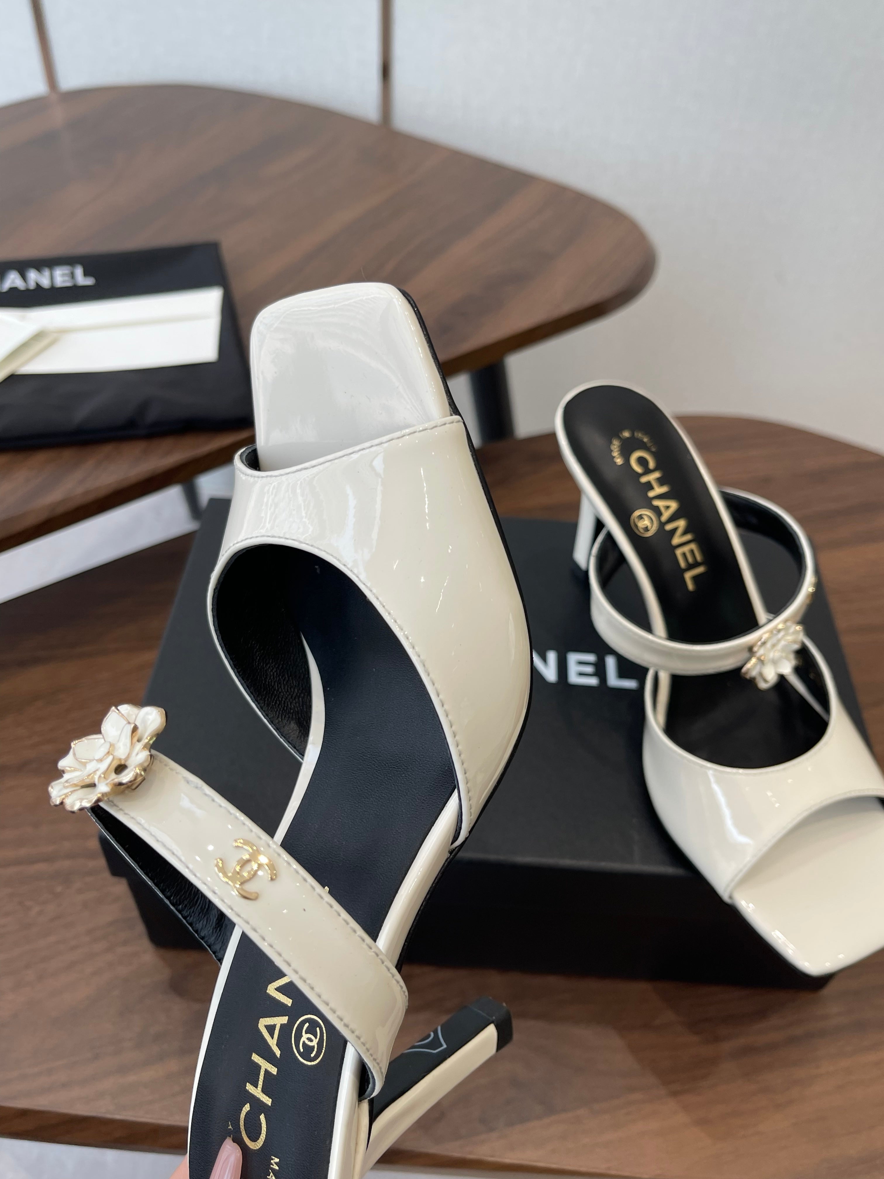 CC 26s Camellia Sandals 8cm White Patent Leather 624224