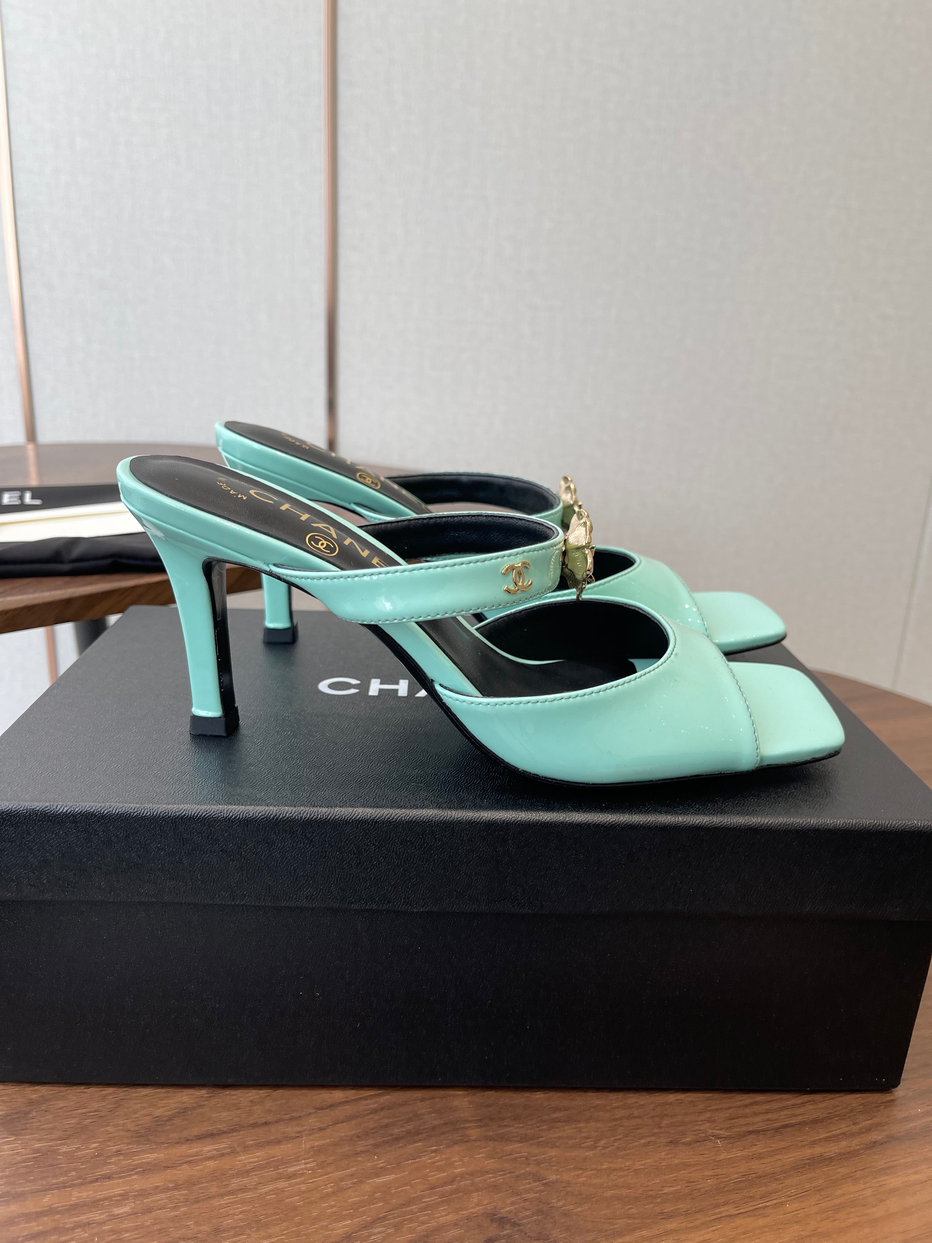 CC 26s Camellia Sandals 8cm Light Blue Patent Leather 624225