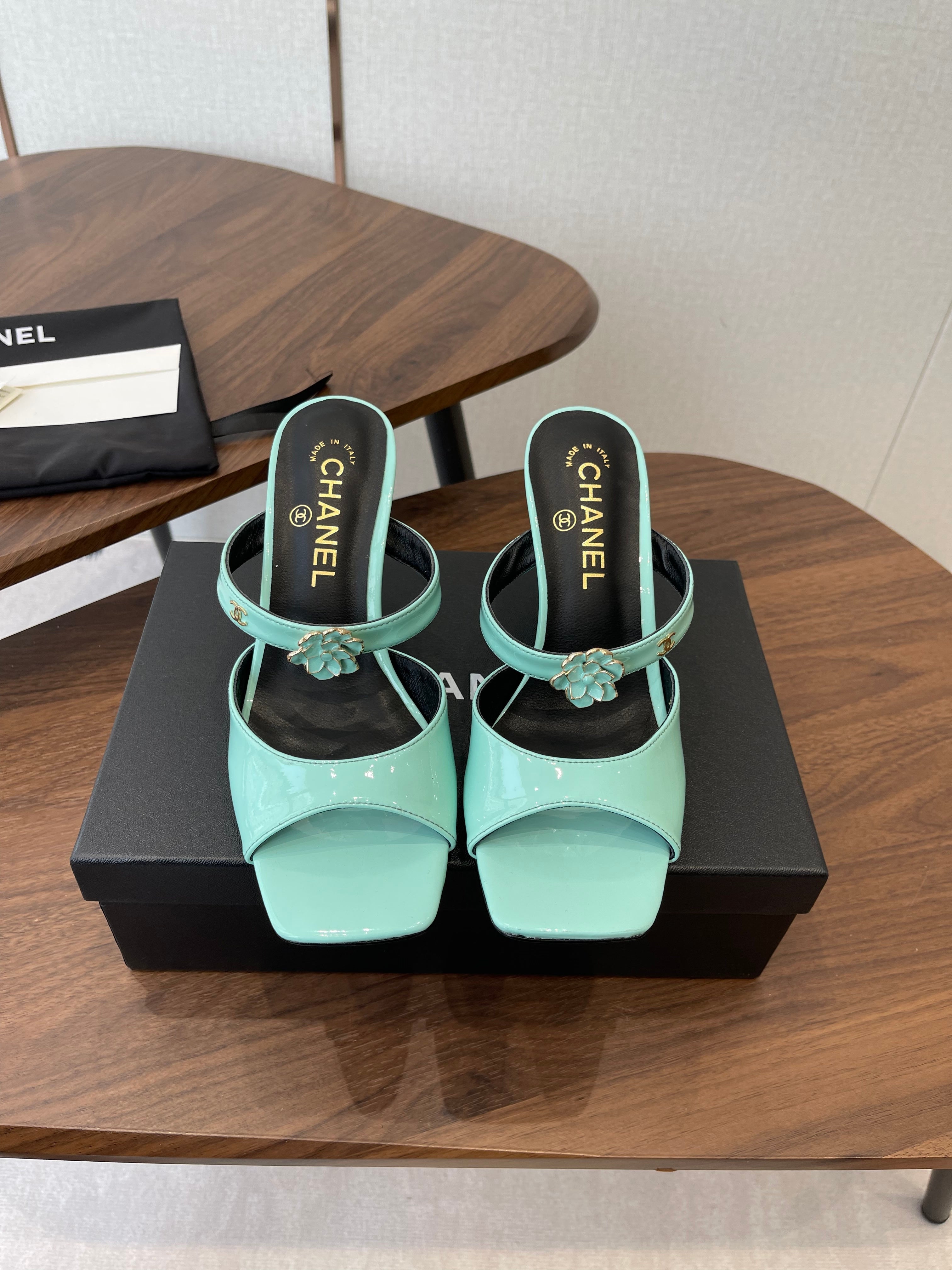 CC 26s Camellia Sandals 8cm Light Blue Patent Leather 624225