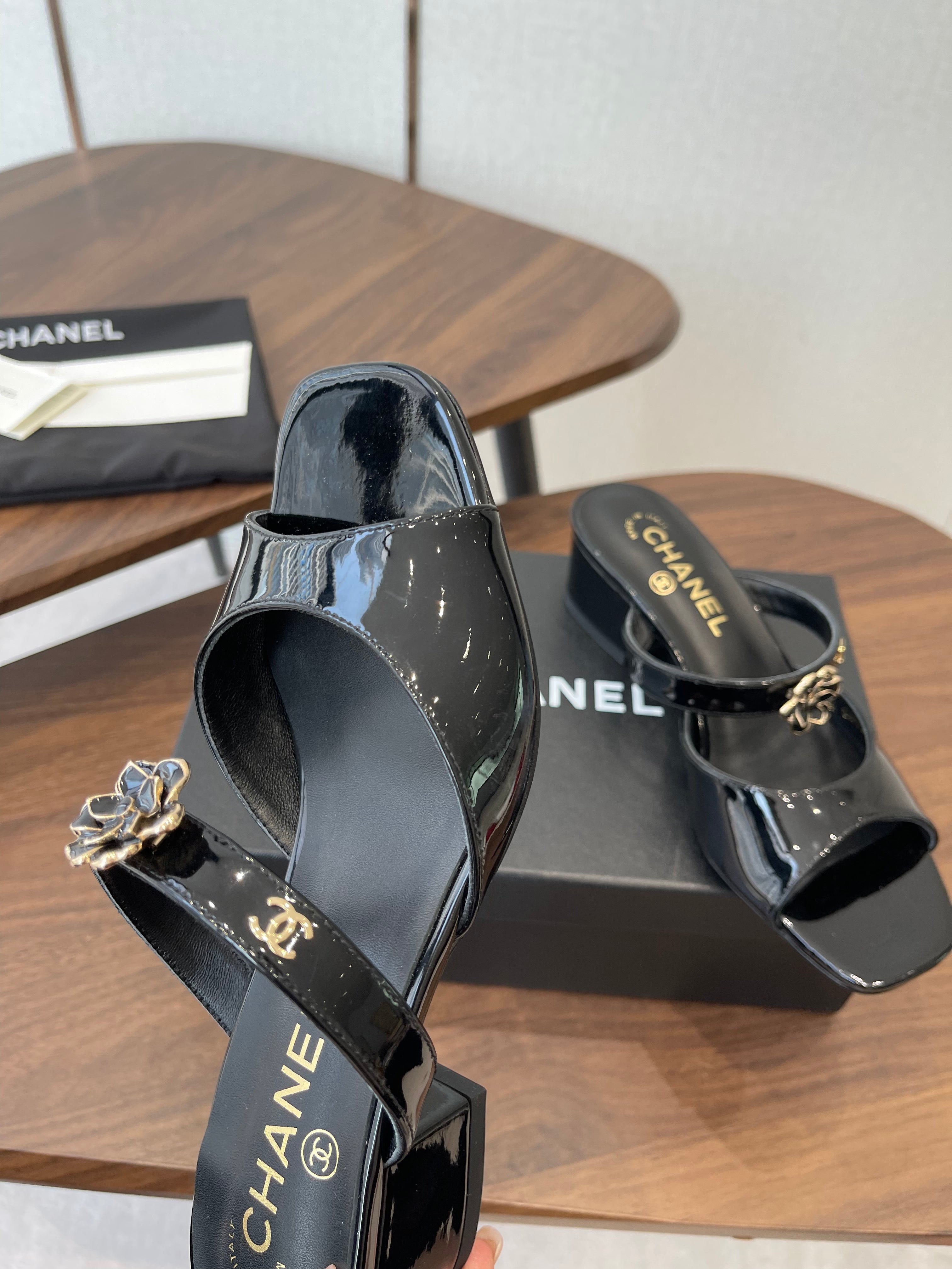 CC 26s Camellia Sandals 4.5cm Black Patent Leather 624228