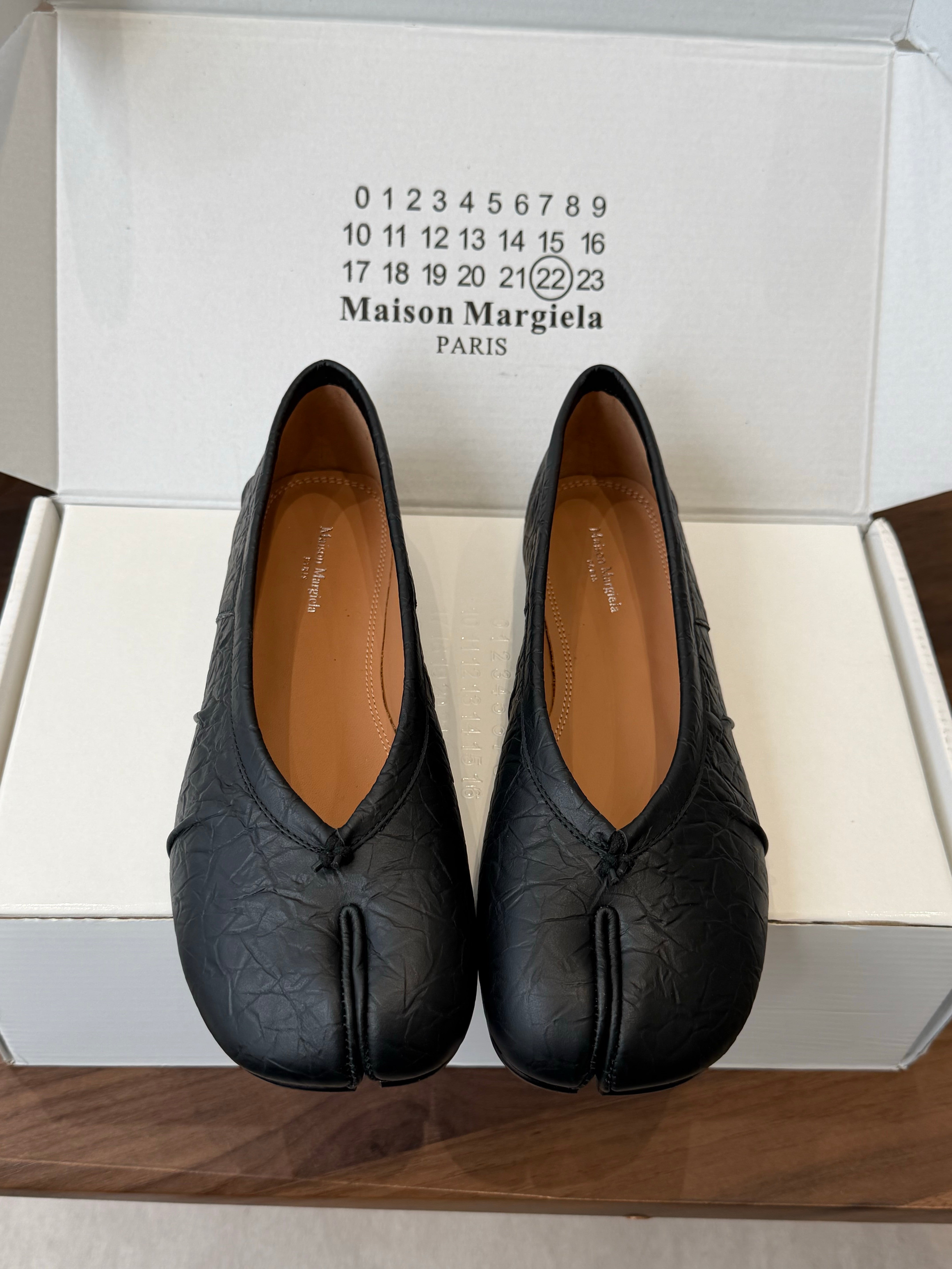 MM6 Split Toe Flat Heel Black Textured Leather 890029