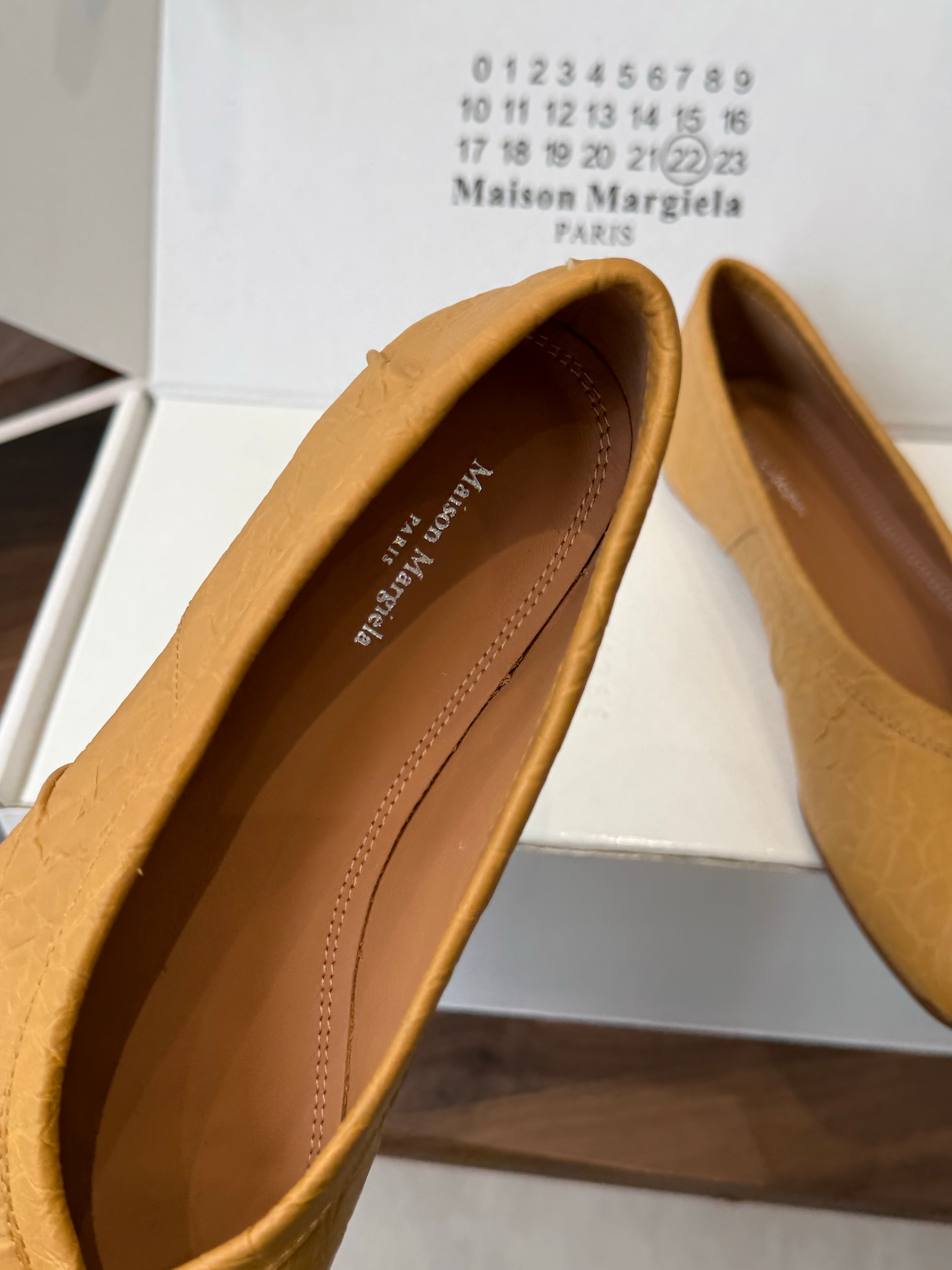 MM6 Split Toe Flat Heel Brown Textured Leather 890030
