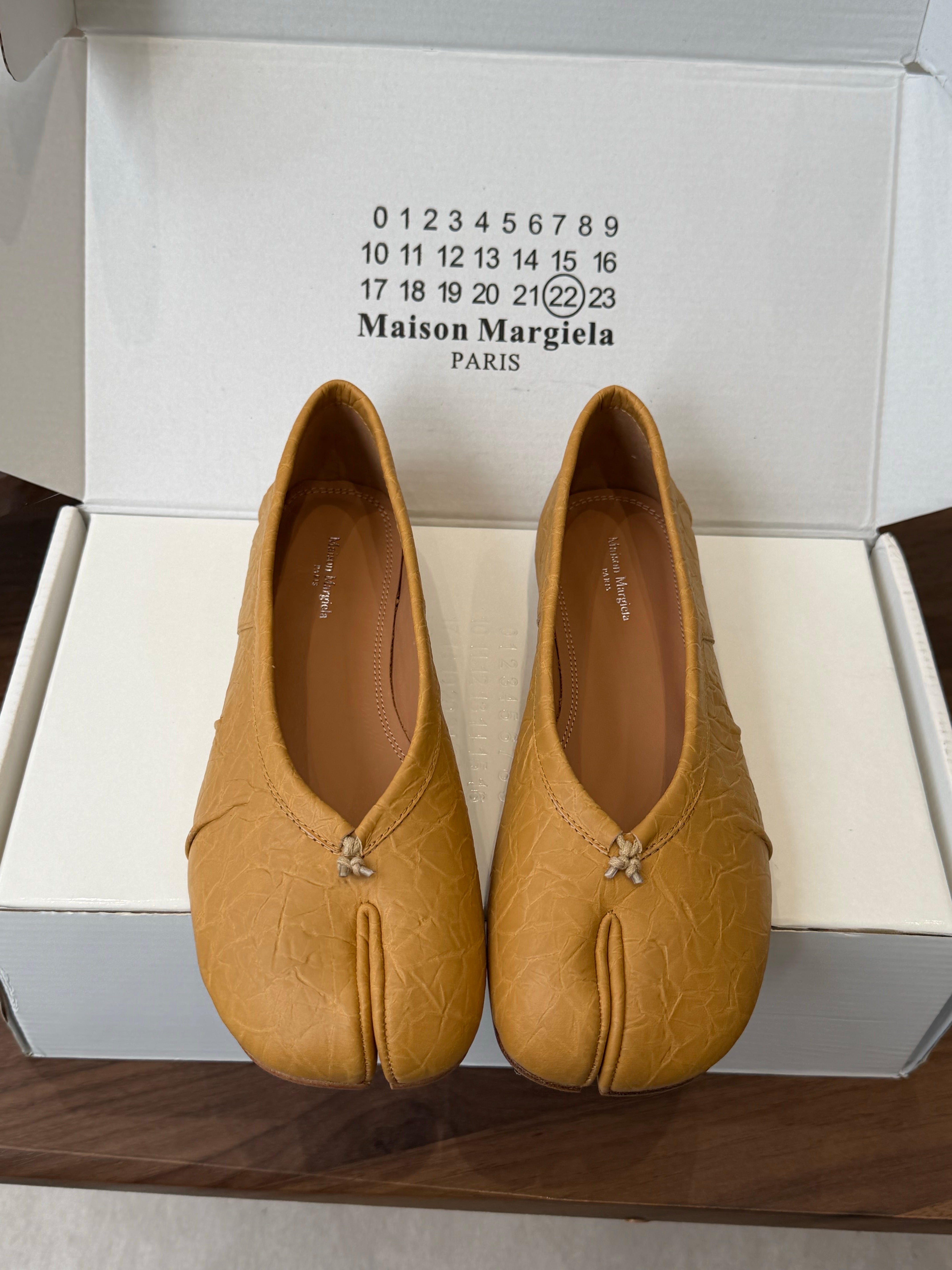 MM6 Split Toe Flat Heel Brown Textured Leather 890030