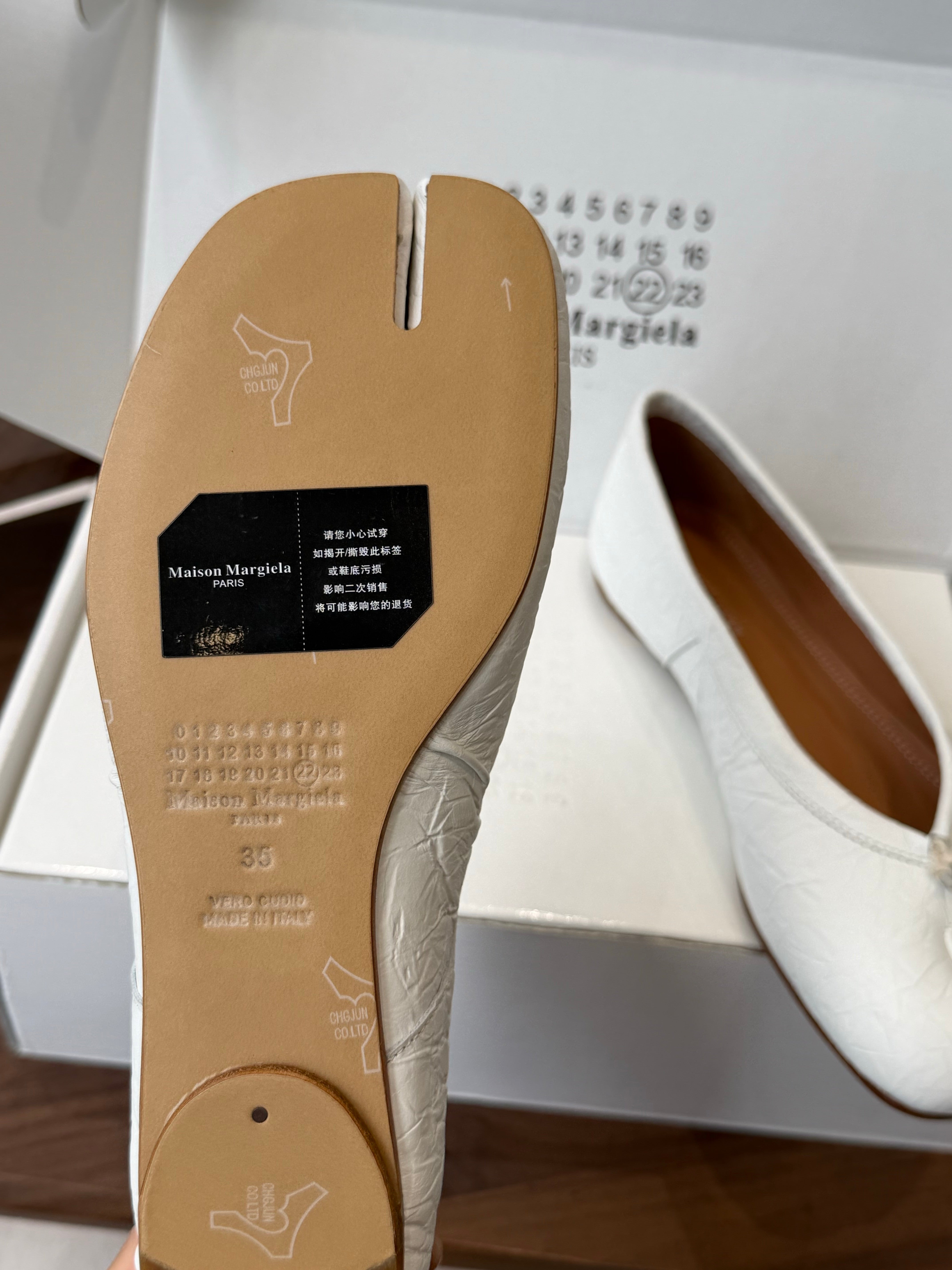 MM6 Split Toe Flat Heel White Textured Leather 890031
