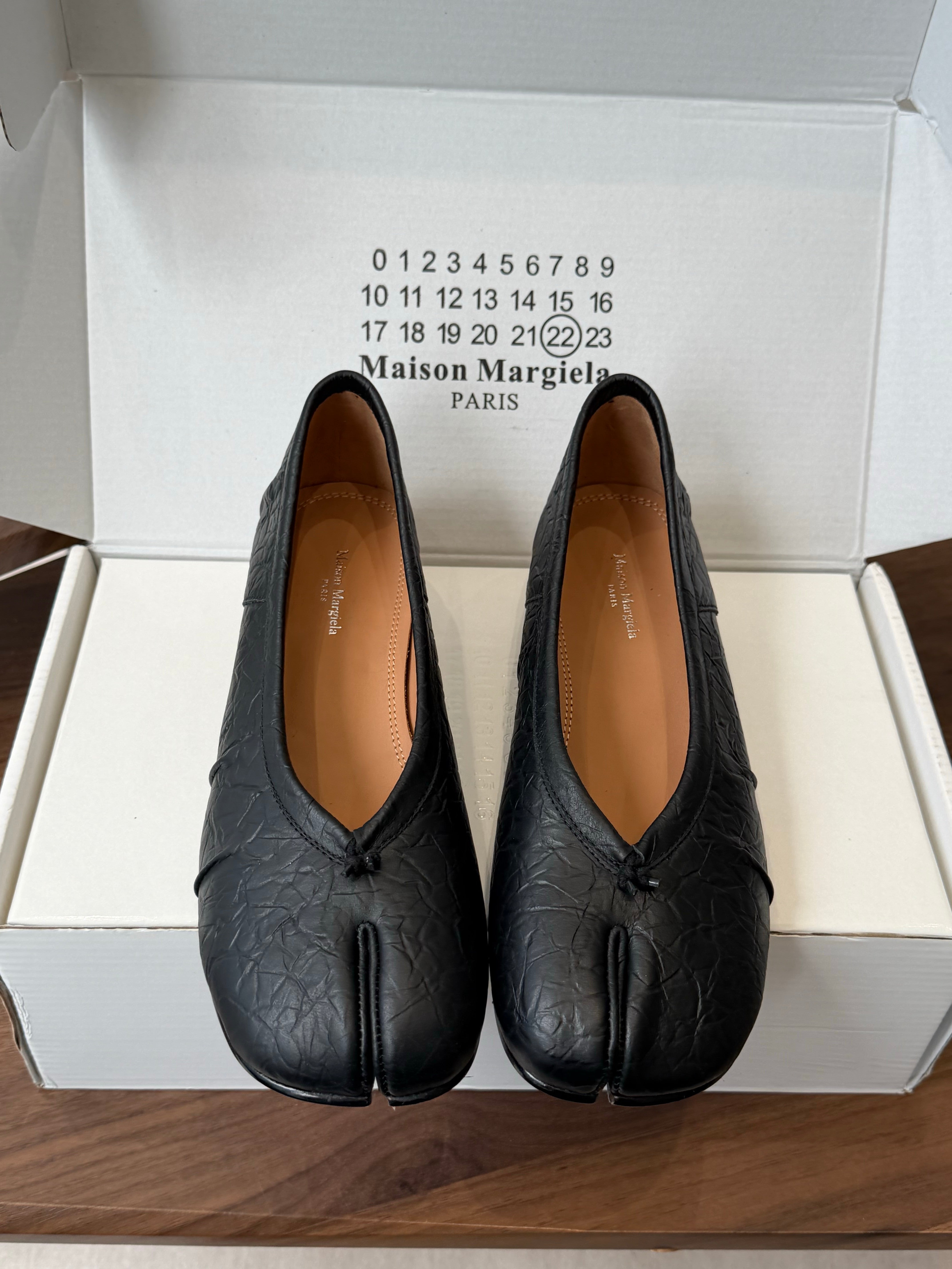 MM6 Split Toe Low Heel 3cm Black Textured Leather 890033