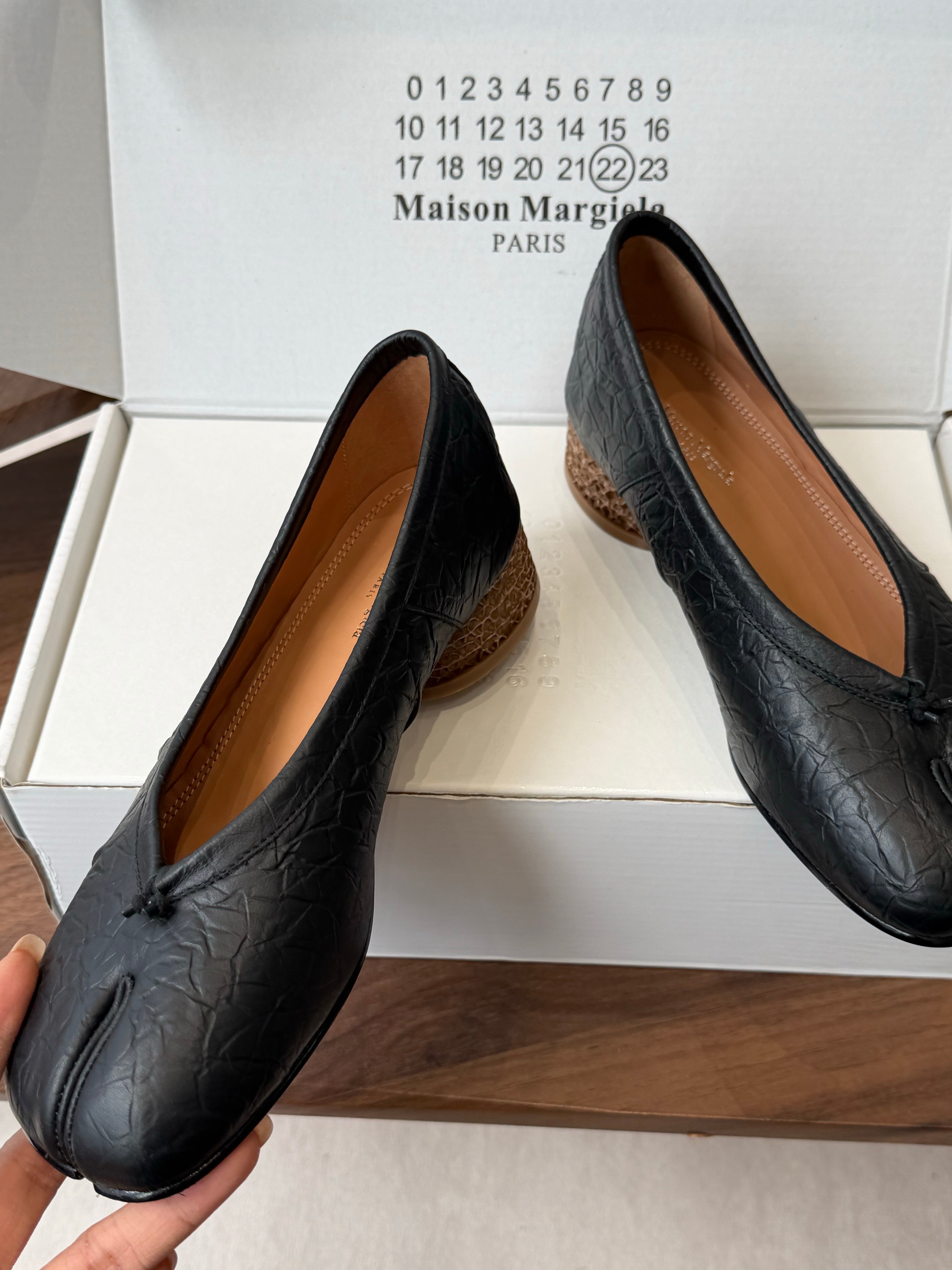 MM6 Split Toe Low Heel 3cm Black Textured Leather 890033
