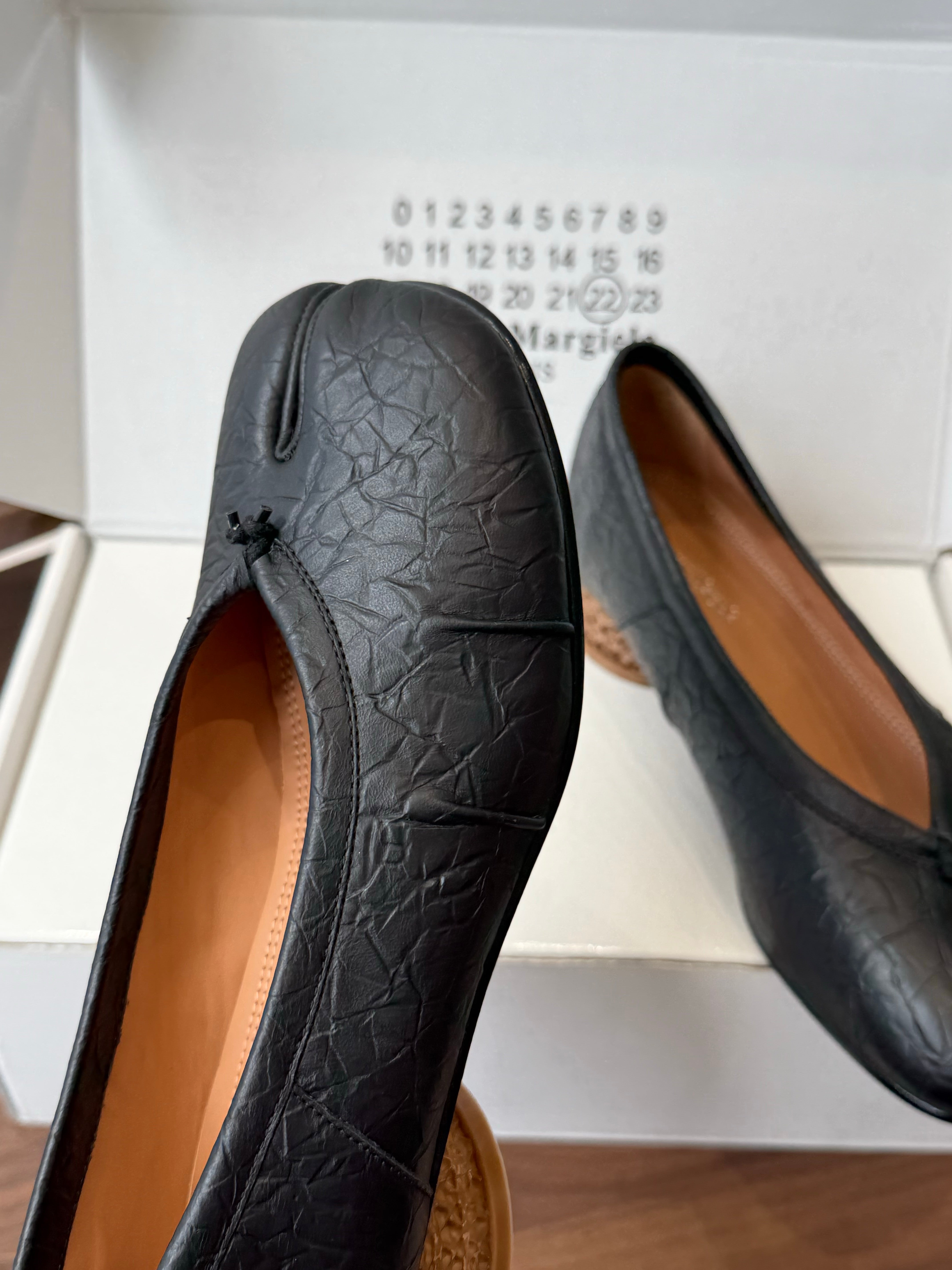 MM6 Split Toe Low Heel 3cm Black Textured Leather 890033